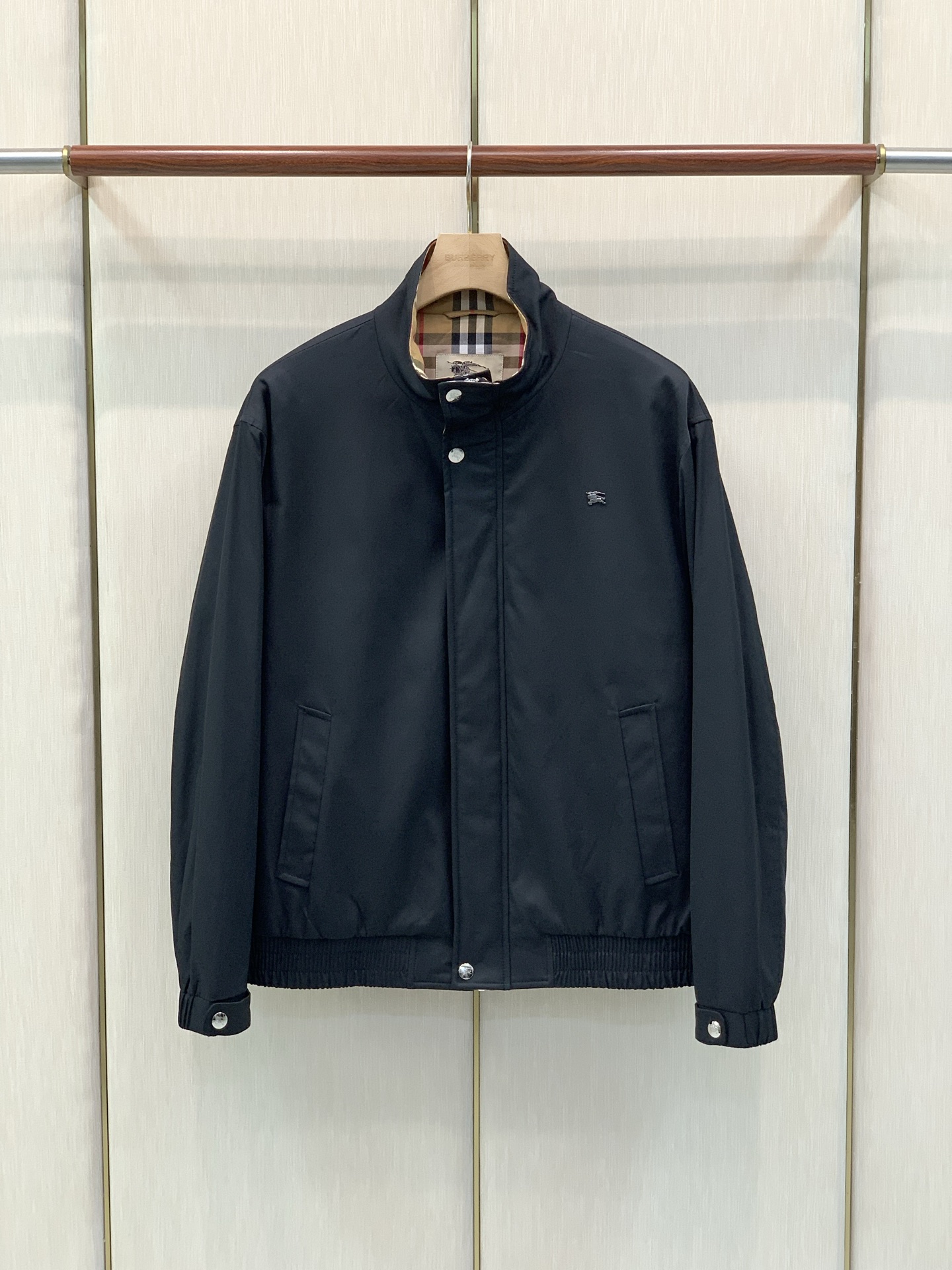 ，Burberry 巴宝莉，2026冬季最新品，专柜同步有售，原单狠货，时尚休闲➕棉立领夹克外套，进口原版面料，上身舒适