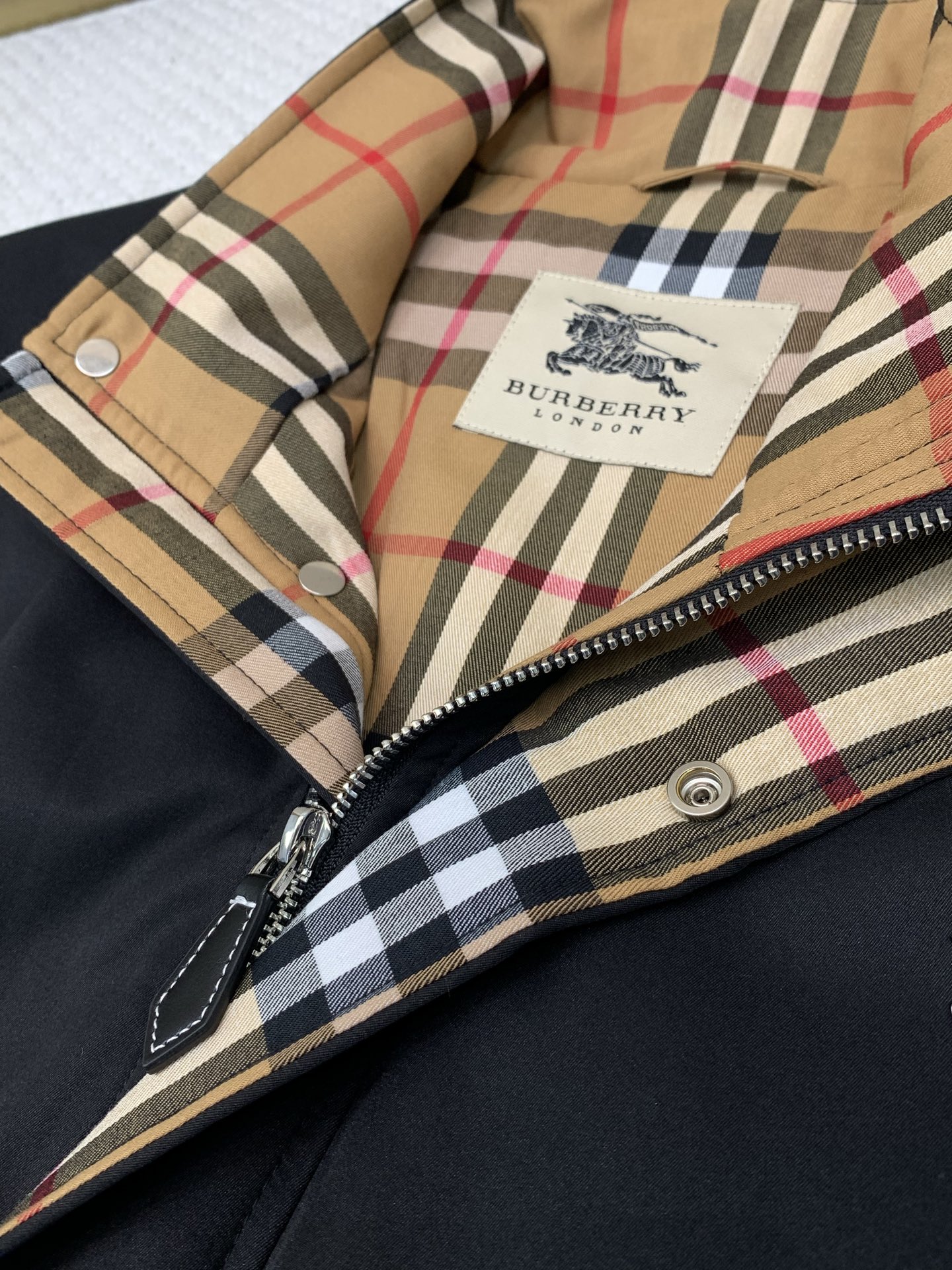 ，Burberry 巴宝莉，2026冬季最新品，专柜同步有售，原单狠货，时尚休闲➕棉立领夹克外套，进口原版面料，上身舒适