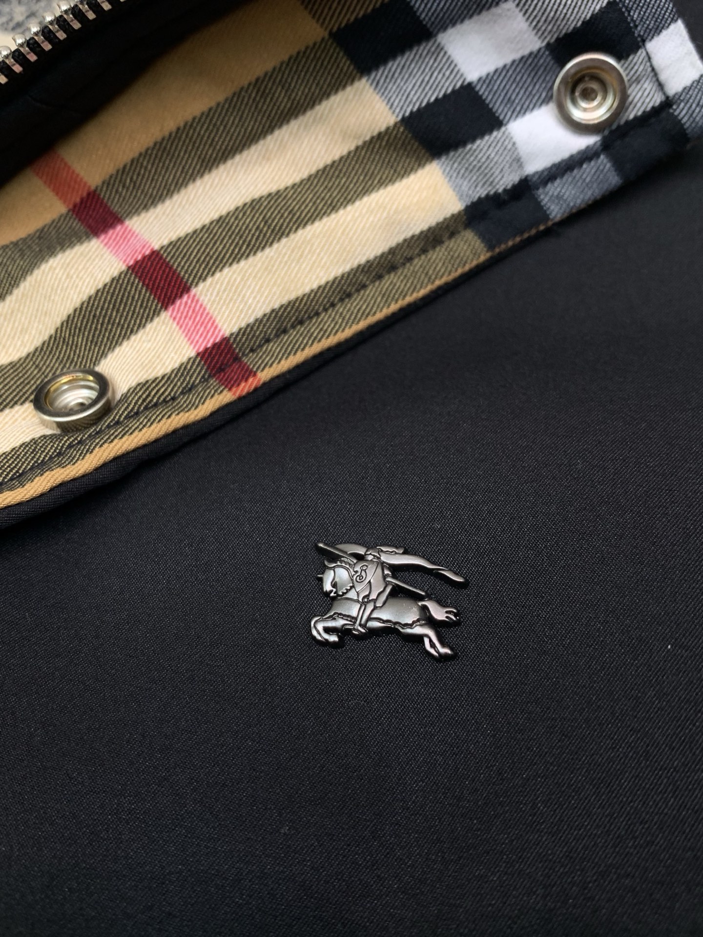 ，Burberry 巴宝莉，2026冬季最新品，专柜同步有售，原单狠货，时尚休闲➕棉立领夹克外套，进口原版面料，上身舒适