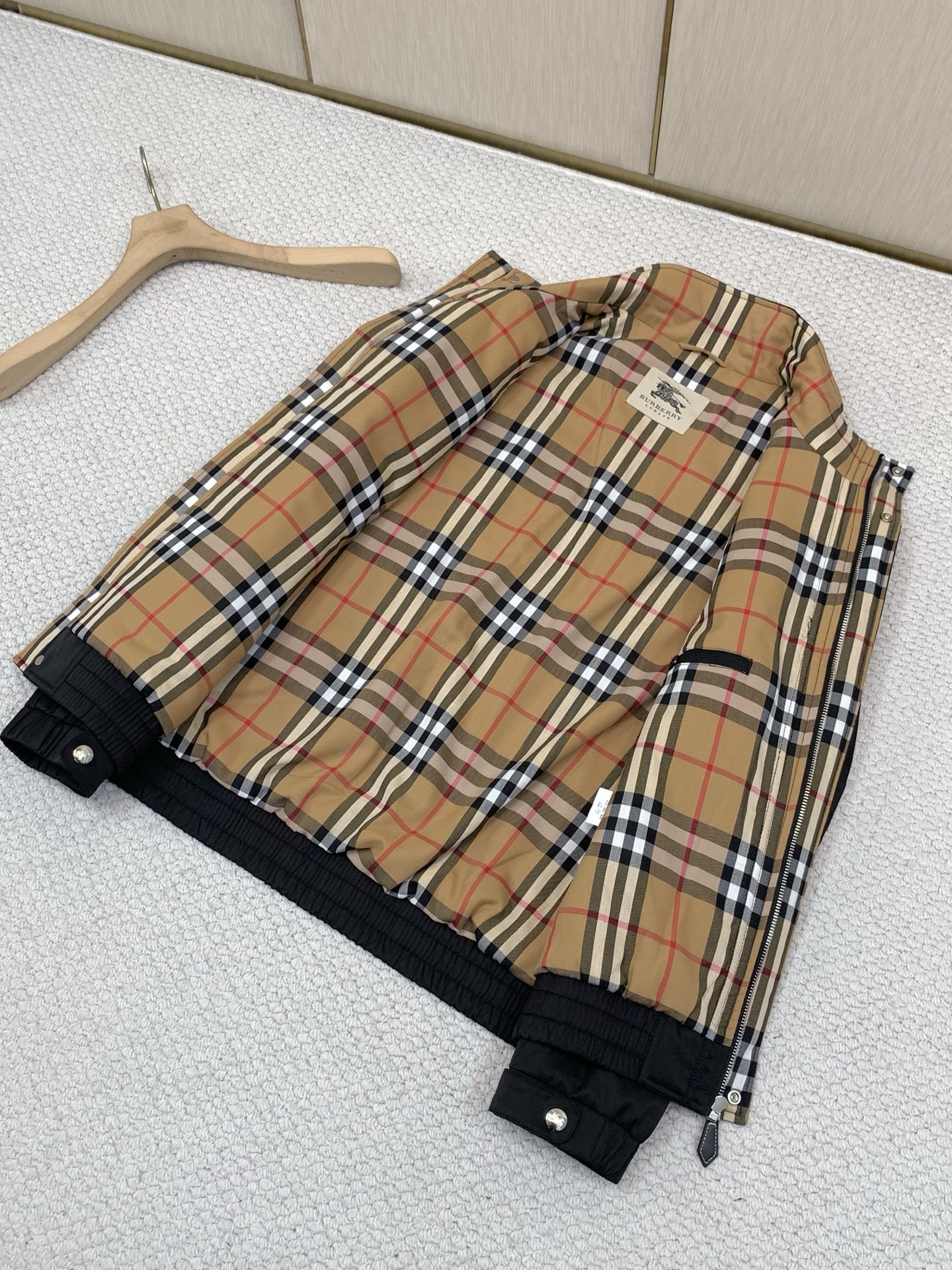 ，Burberry 巴宝莉，2026冬季最新品，专柜同步有售，原单狠货，时尚休闲➕棉立领夹克外套，进口原版面料，上身舒适