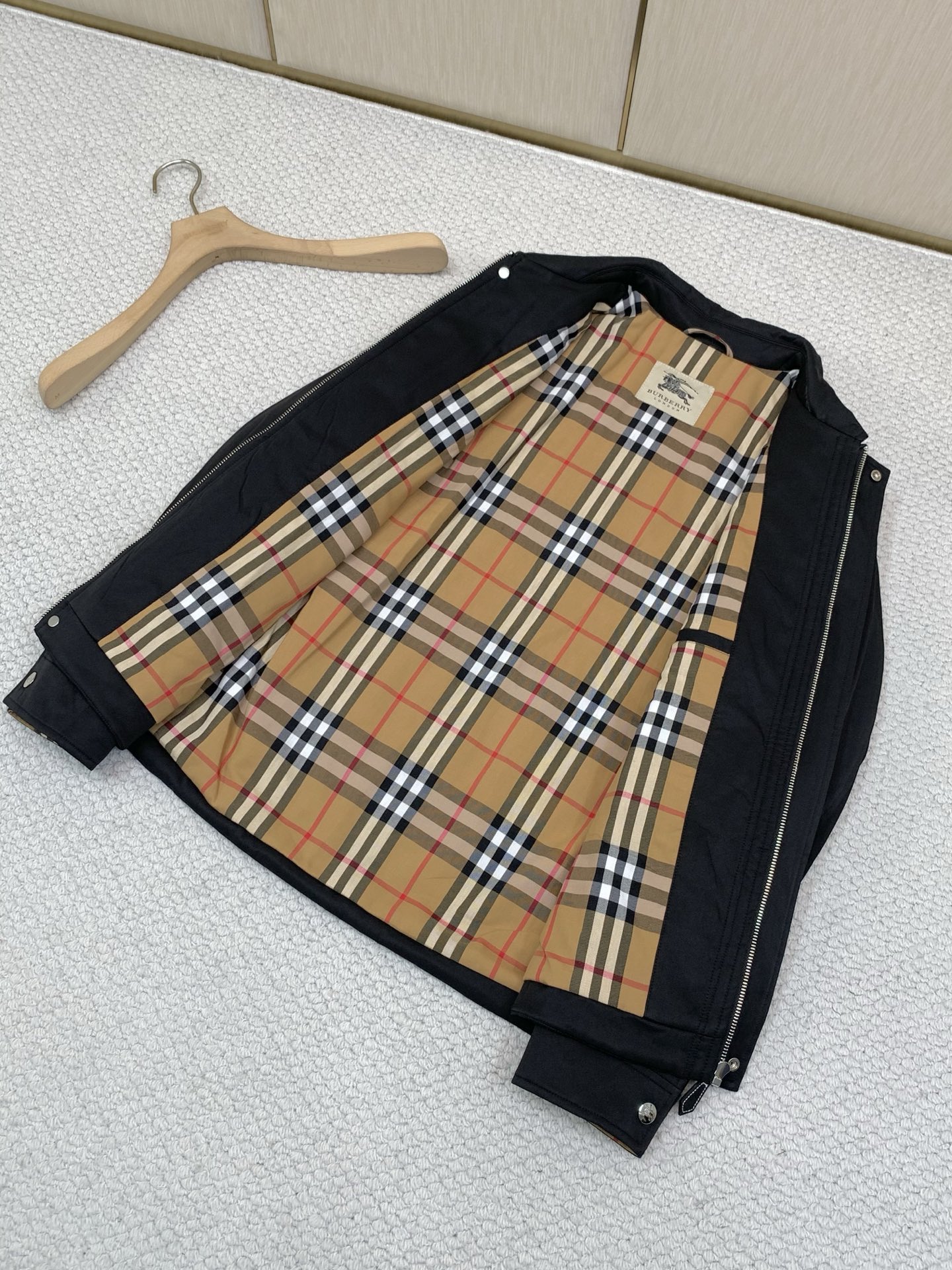 ，Burberry 巴宝莉，2026冬季最新品，专柜同步有售，原单狠货，时尚休闲➕棉翻领夹克外套，进口原版面料，上身舒适