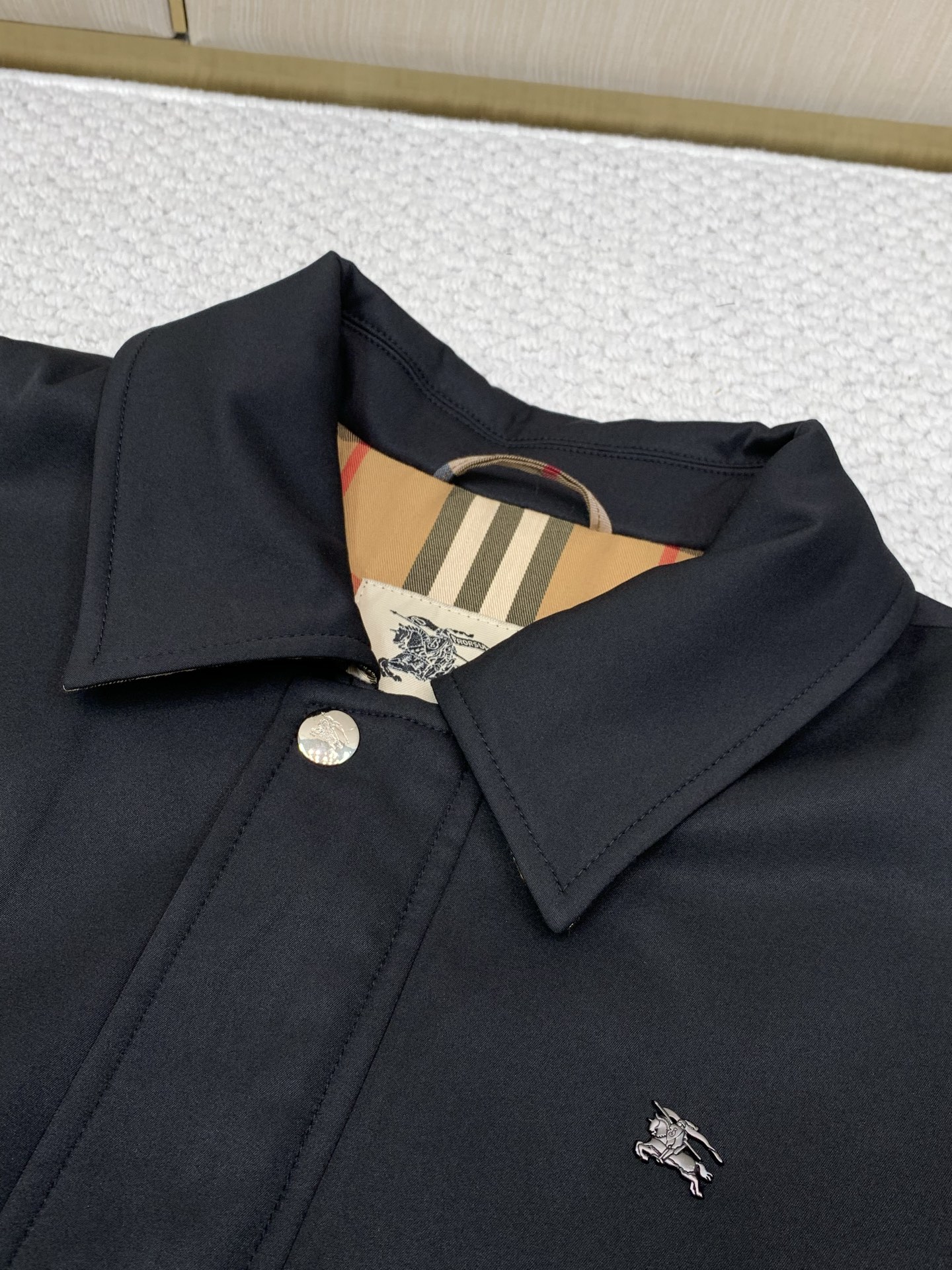 ，Burberry 巴宝莉，2026冬季最新品，专柜同步有售，原单狠货，时尚休闲➕棉翻领夹克外套，进口原版面料，上身舒适