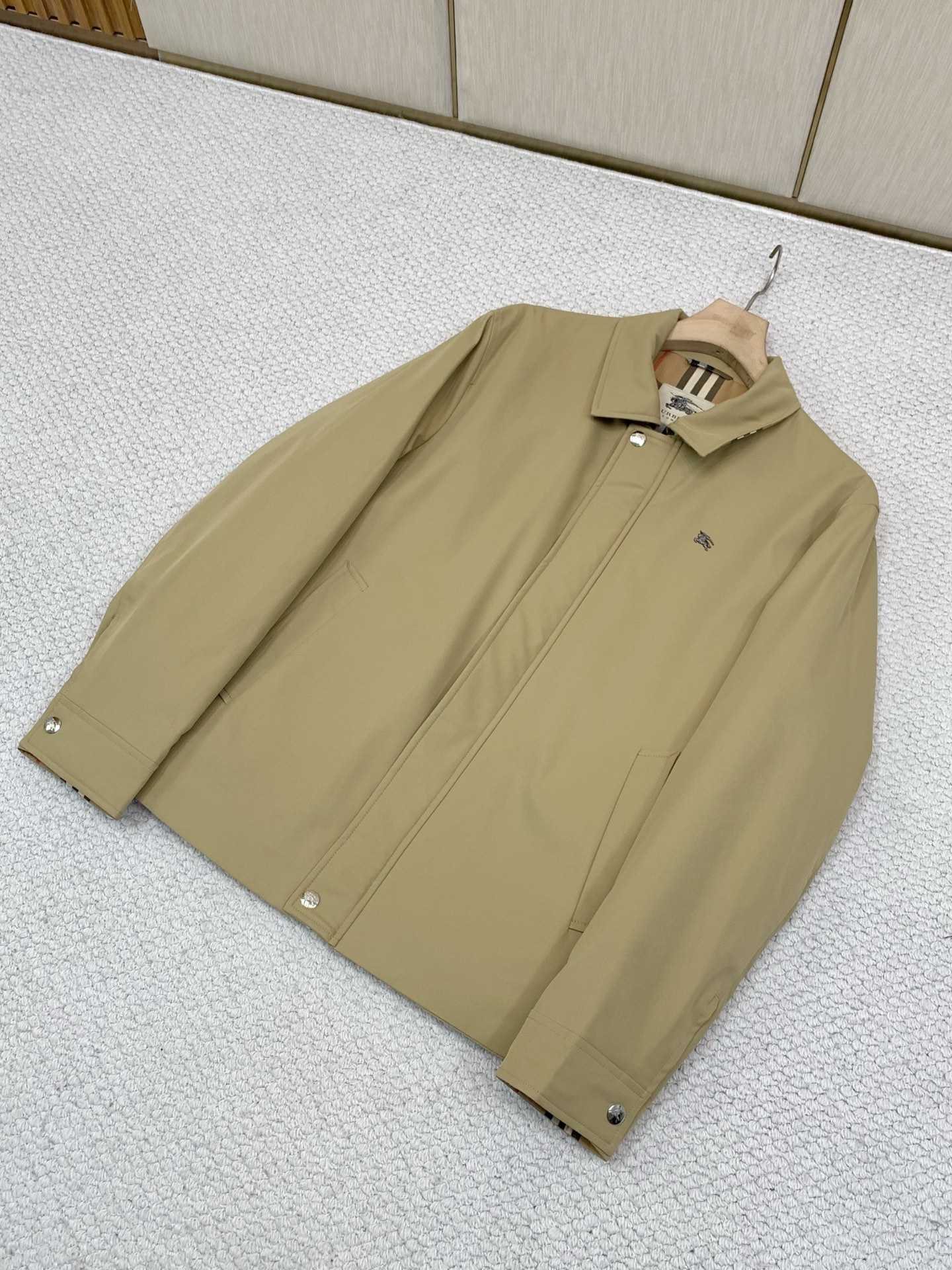 ，Burberry 巴宝莉，2026冬季最新品，专柜同步有售，原单狠货，时尚休闲➕棉翻领夹克外套，进口原版面料，上身舒适
