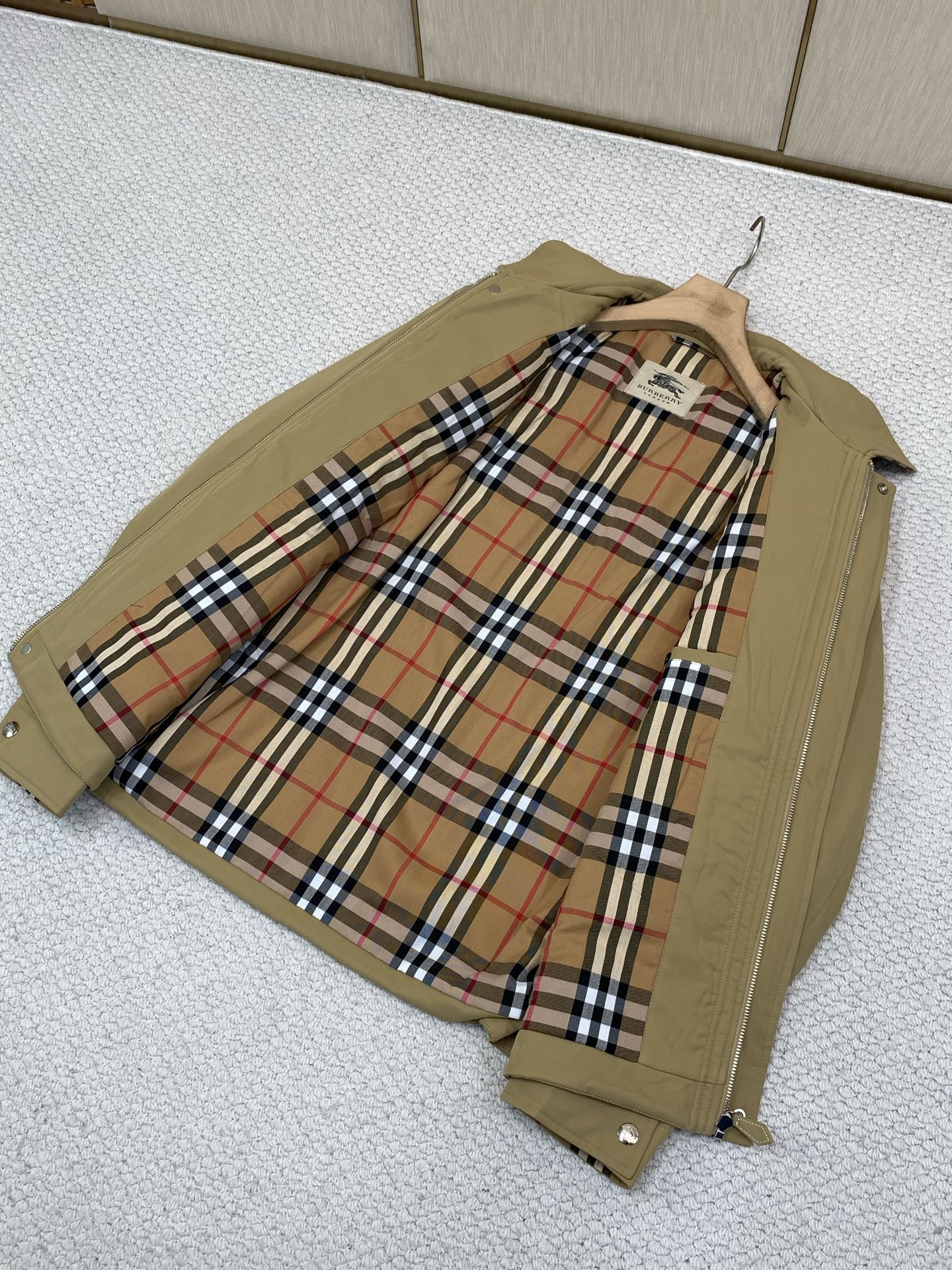 ，Burberry 巴宝莉，2026冬季最新品，专柜同步有售，原单狠货，时尚休闲➕棉翻领夹克外套，进口原版面料，上身舒适