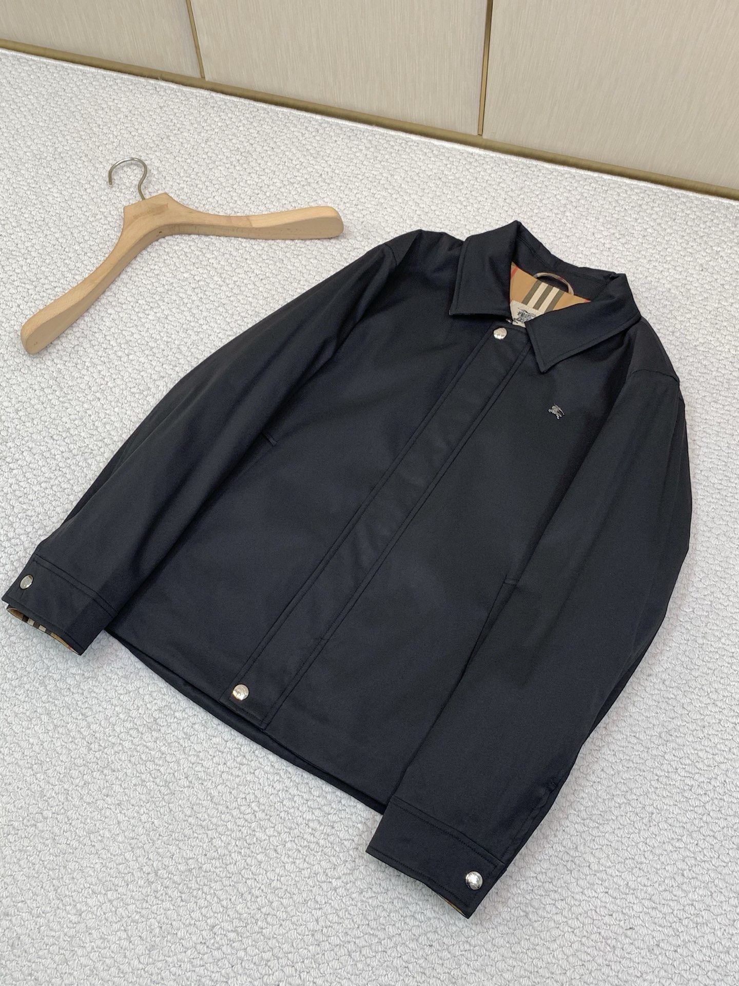 ，Burberry 巴宝莉，2026冬季最新品，专柜同步有售，原单狠货，时尚休闲➕棉翻领夹克外套，进口原版面料，上身舒适