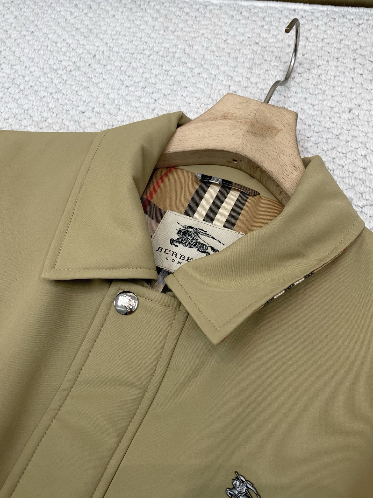 ，Burberry 巴宝莉，2026冬季最新品，专柜同步有售，原单狠货，时尚休闲➕棉翻领夹克外套，进口原版面料，上身舒适
