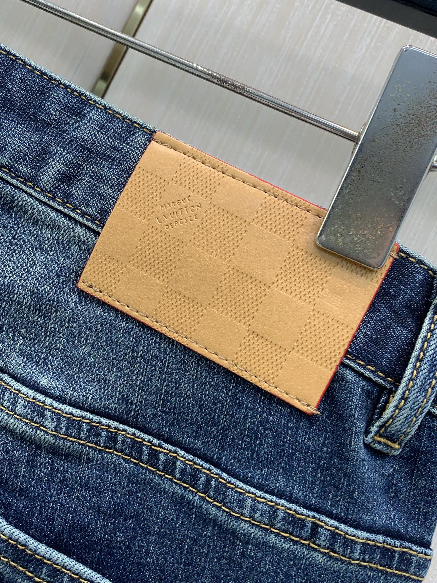 ，LouisVuitton 路易威登，2026春秋最新款，专柜同步有售，原单狠货，时尚休闲水洗牛仔裤，上身很有特点！吸睛