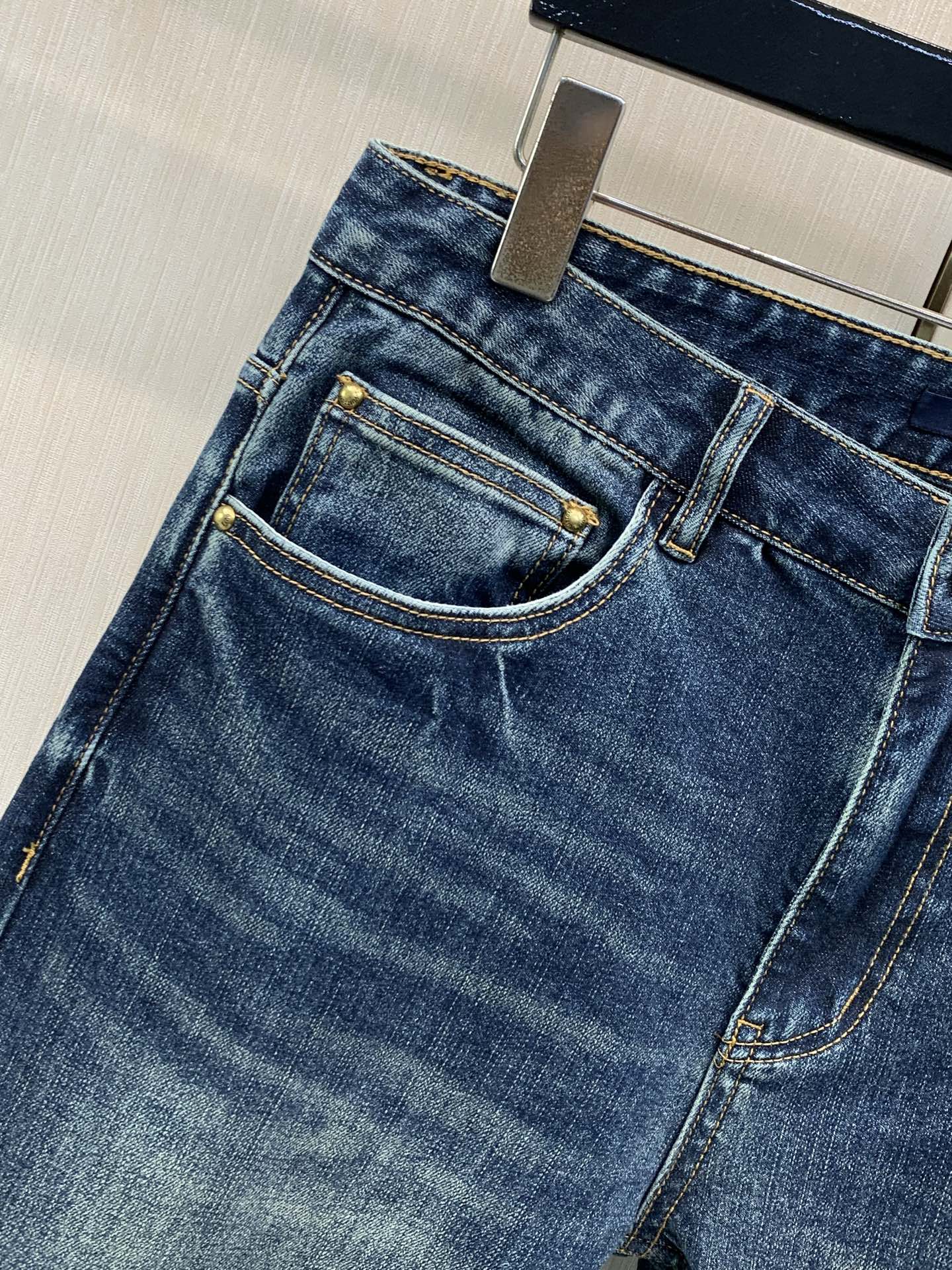 ，LouisVuitton 路易威登，2026春秋最新款，专柜同步有售，原单狠货，时尚休闲水洗牛仔裤，上身很有特点！吸睛