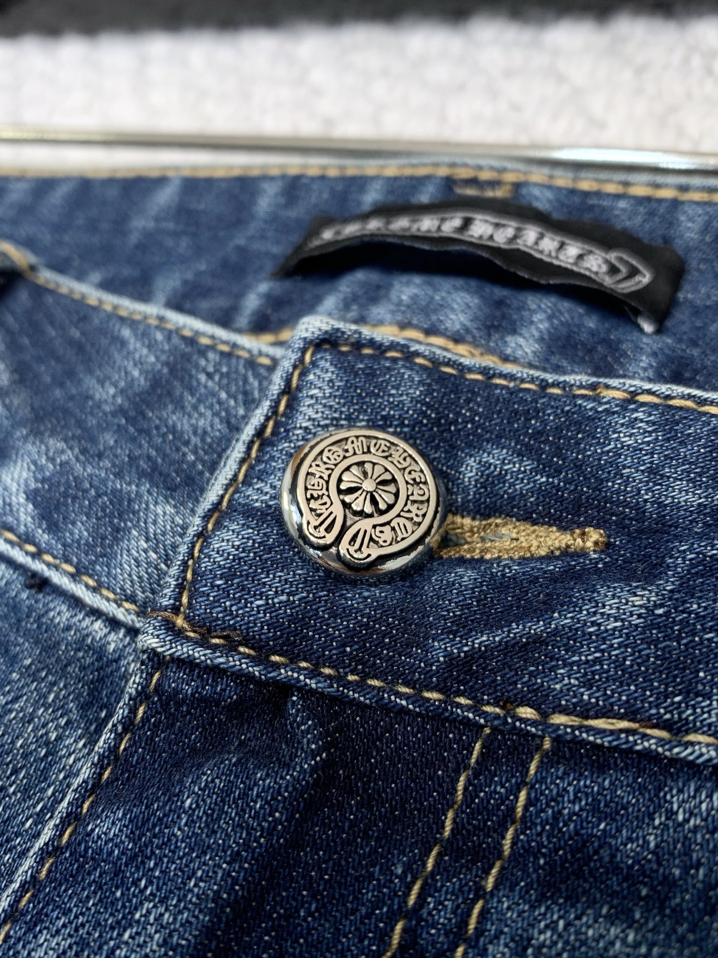 ，Chrome Hearts 克罗心，2026春秋新品，专柜同步有售，原单狠货，时尚休闲水洗牛仔裤，采用进口原版面料，顶
