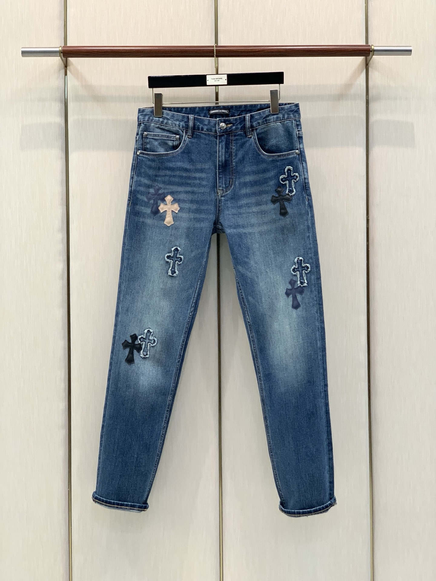 ，Chrome Hearts 克罗心，2026春秋新品，专柜同步有售，原单狠货，时尚休闲水洗牛仔裤，采用进口原版面料，顶