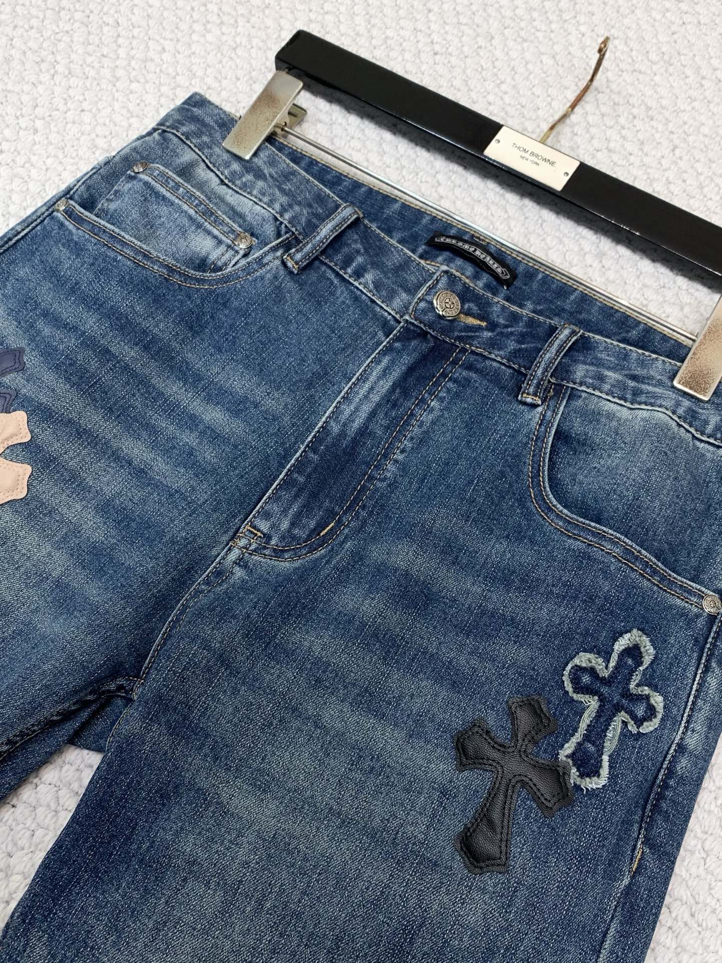 ，Chrome Hearts 克罗心，2026春秋新品，专柜同步有售，原单狠货，时尚休闲水洗牛仔裤，采用进口原版面料，顶