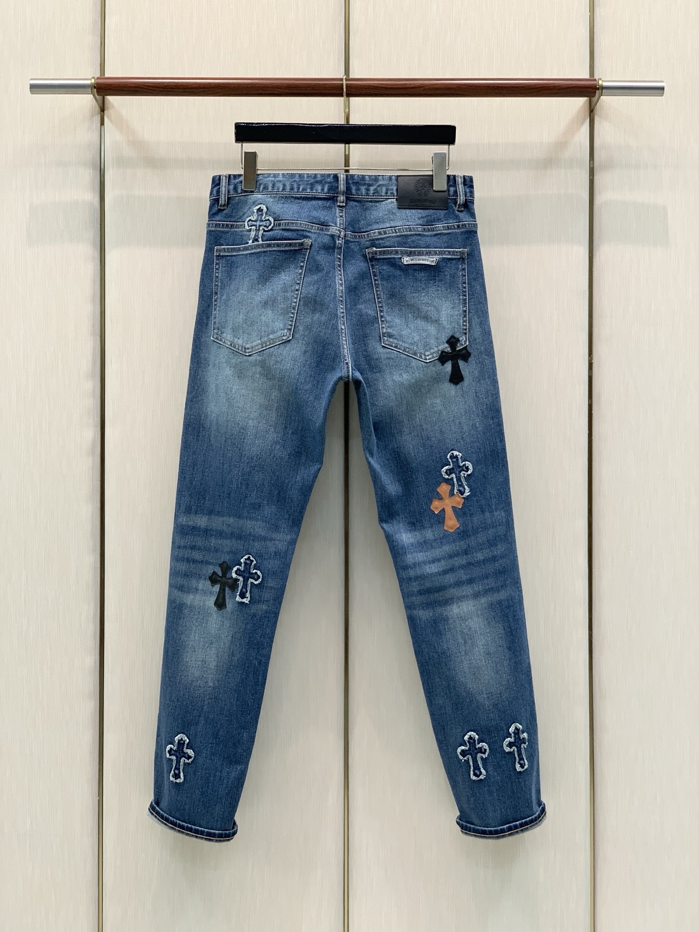 ，Chrome Hearts 克罗心，2026春秋新品，专柜同步有售，原单狠货，时尚休闲水洗牛仔裤，采用进口原版面料，顶