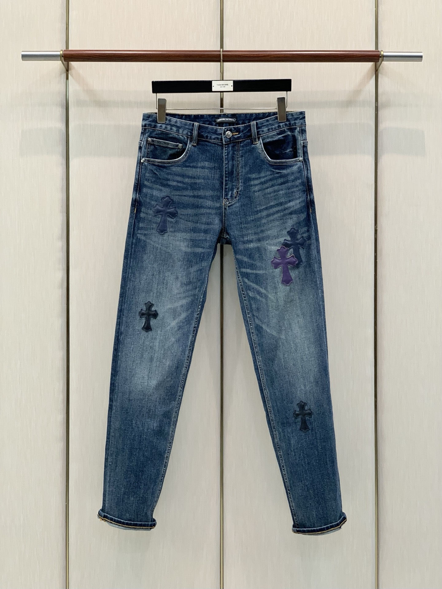 ，Chrome Hearts 克罗心，2026春秋新品，专柜同步有售，原单狠货，时尚休闲水洗牛仔裤，采用进口原版面料，顶