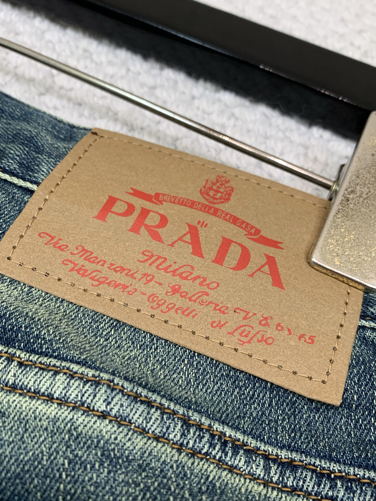 ，PRADA 普拉达，2026春秋最新品，专柜同步有售，原单狠货，时尚休闲水洗牛仔裤，进口原版水洗弹力面料，舒适有弹性，