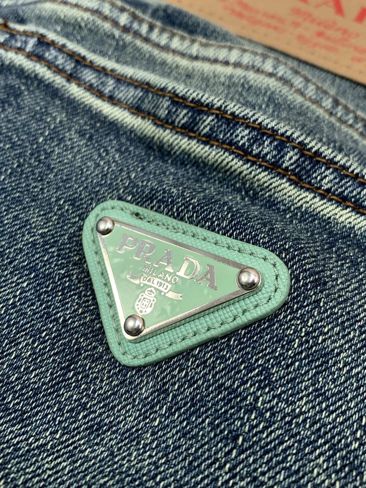 ，PRADA 普拉达，2026春秋最新品，专柜同步有售，原单狠货，时尚休闲水洗牛仔裤，进口原版水洗弹力面料，舒适有弹性，