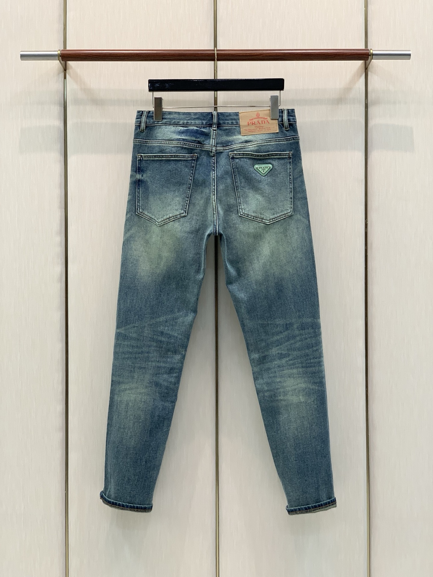 ，PRADA 普拉达，2026春秋最新品，专柜同步有售，原单狠货，时尚休闲水洗牛仔裤，进口原版水洗弹力面料，舒适有弹性，
