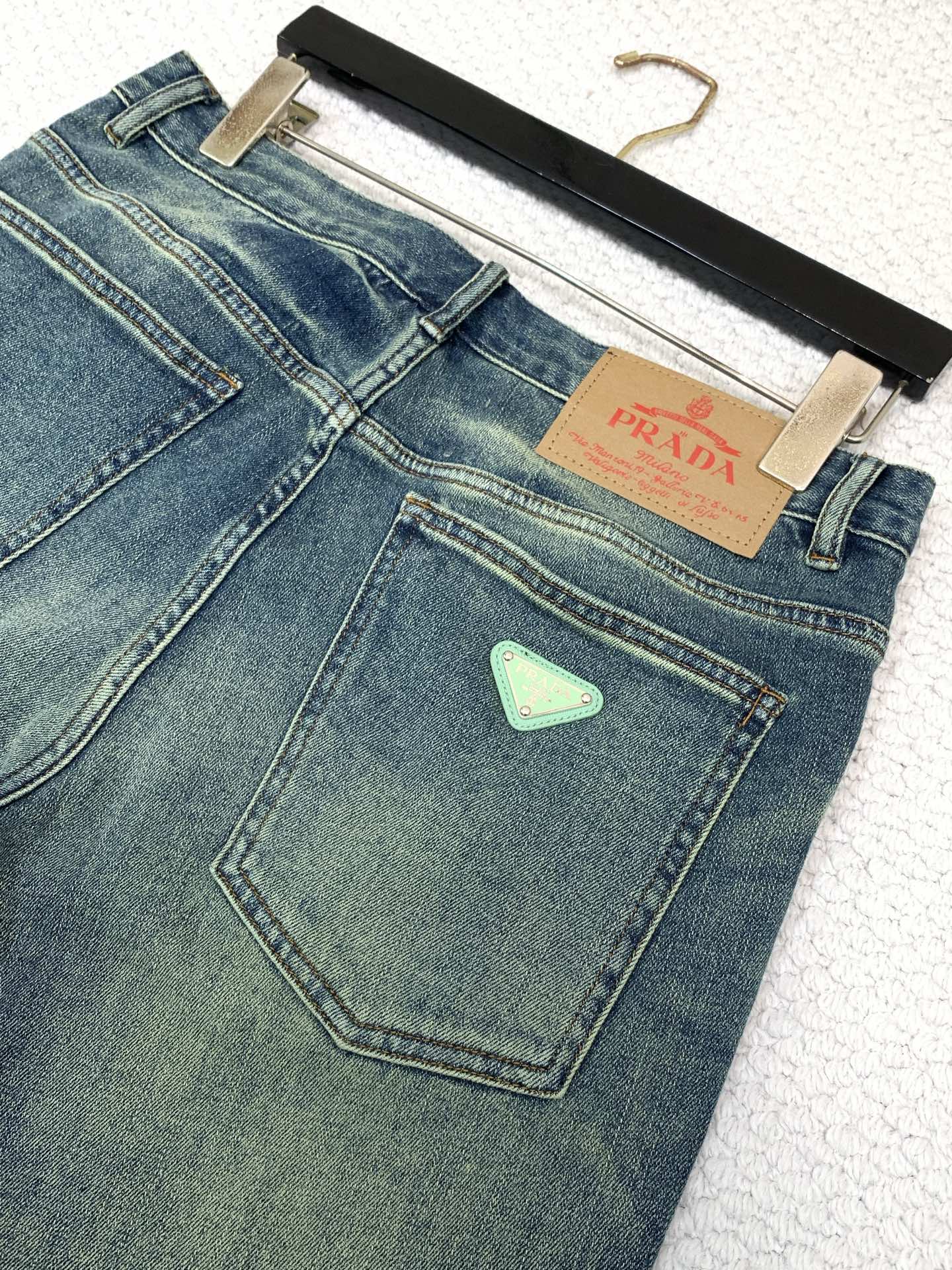 ，PRADA 普拉达，2026春秋最新品，专柜同步有售，原单狠货，时尚休闲水洗牛仔裤，进口原版水洗弹力面料，舒适有弹性，