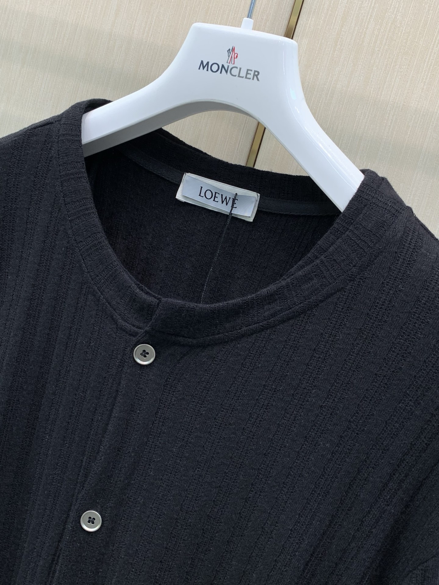 ，Loewe 罗意威，2026早秋最新款，专柜同步有售，原单狠货，时尚休闲针织开衫上衣，上身很有特点！吸睛而有亮点，进口