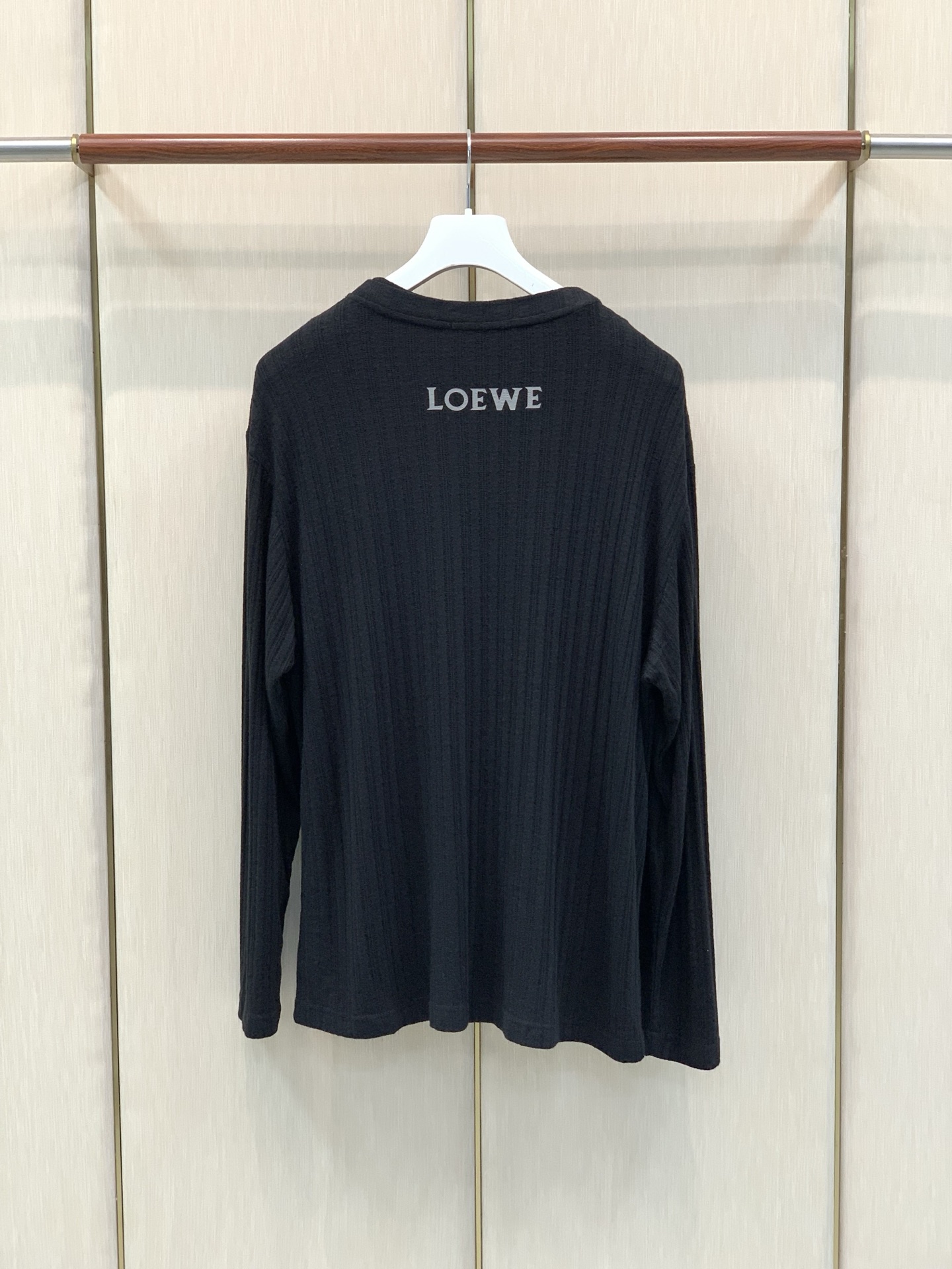 ，Loewe 罗意威，2026早秋最新款，专柜同步有售，原单狠货，时尚休闲针织开衫上衣，上身很有特点！吸睛而有亮点，进口