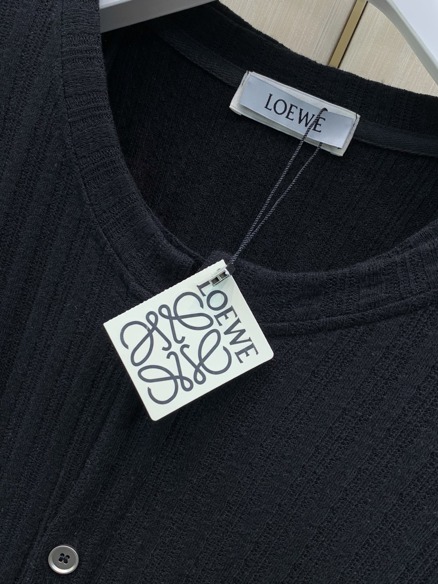 ，Loewe 罗意威，2026早秋最新款，专柜同步有售，原单狠货，时尚休闲针织开衫上衣，上身很有特点！吸睛而有亮点，进口