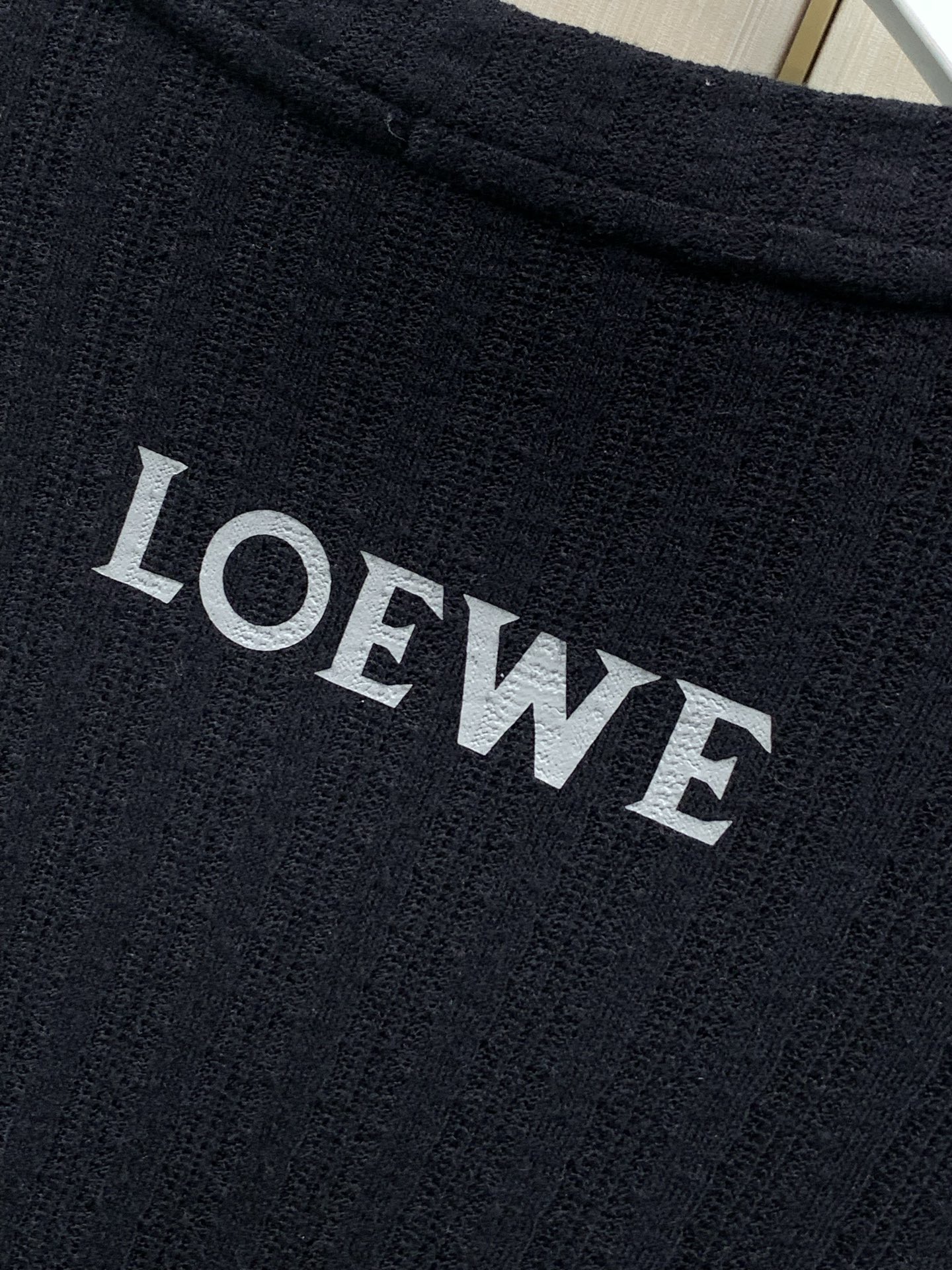 ，Loewe 罗意威，2026早秋最新款，专柜同步有售，原单狠货，时尚休闲针织开衫上衣，上身很有特点！吸睛而有亮点，进口