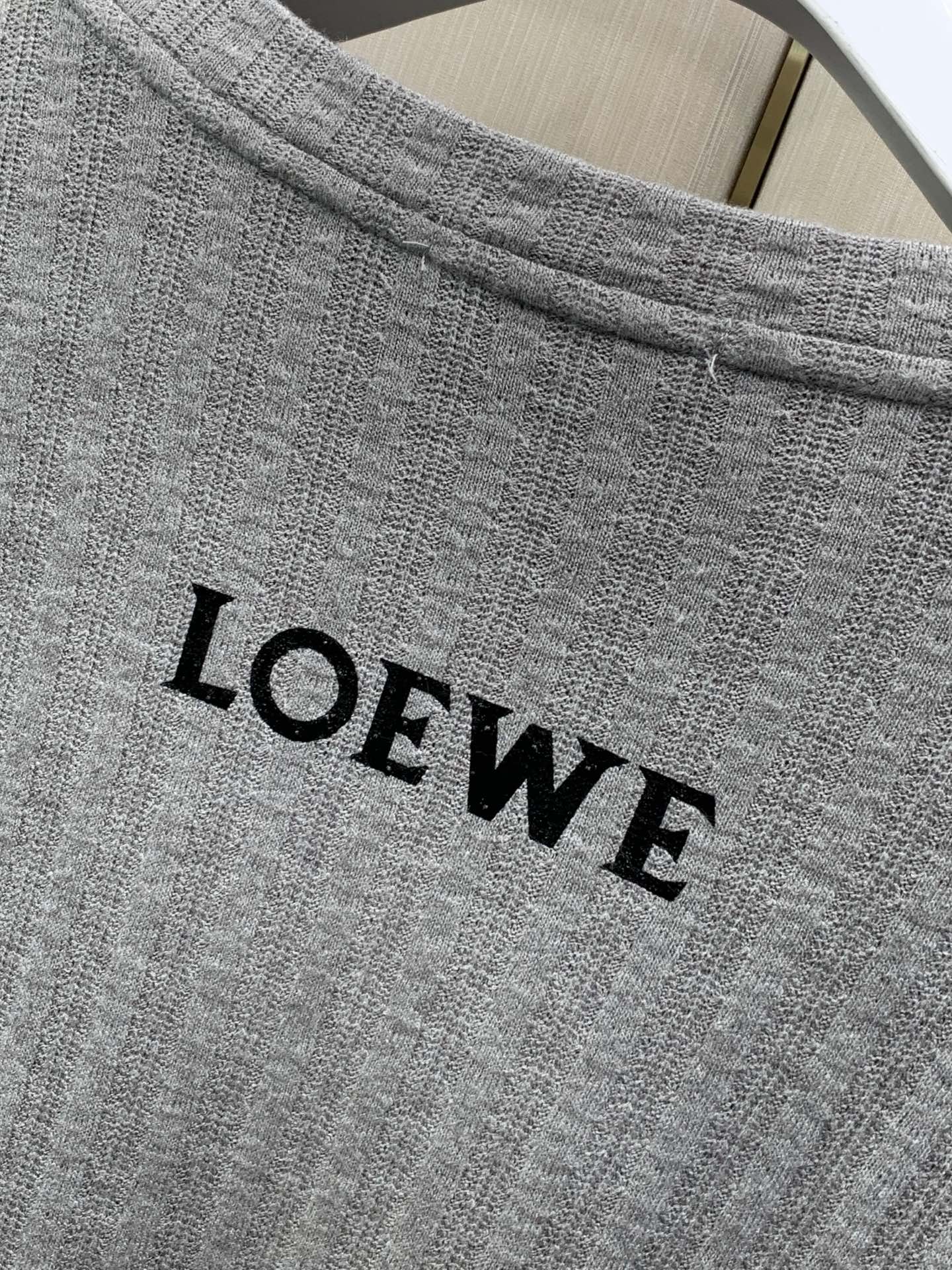 ，Loewe 罗意威，2026早秋最新款，专柜同步有售，原单狠货，时尚休闲针织开衫上衣，上身很有特点！吸睛而有亮点，进口