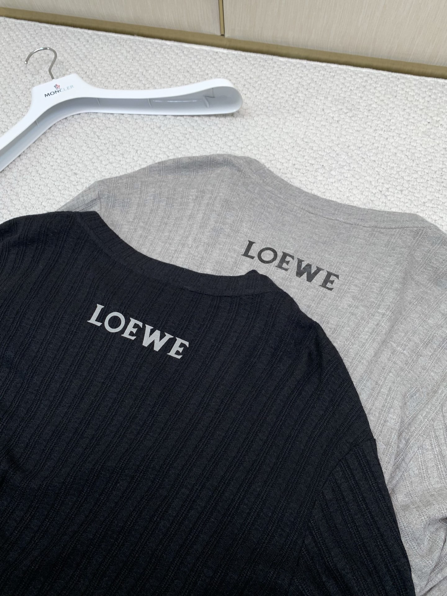 ，Loewe 罗意威，2026早秋最新款，专柜同步有售，原单狠货，时尚休闲针织开衫上衣，上身很有特点！吸睛而有亮点，进口