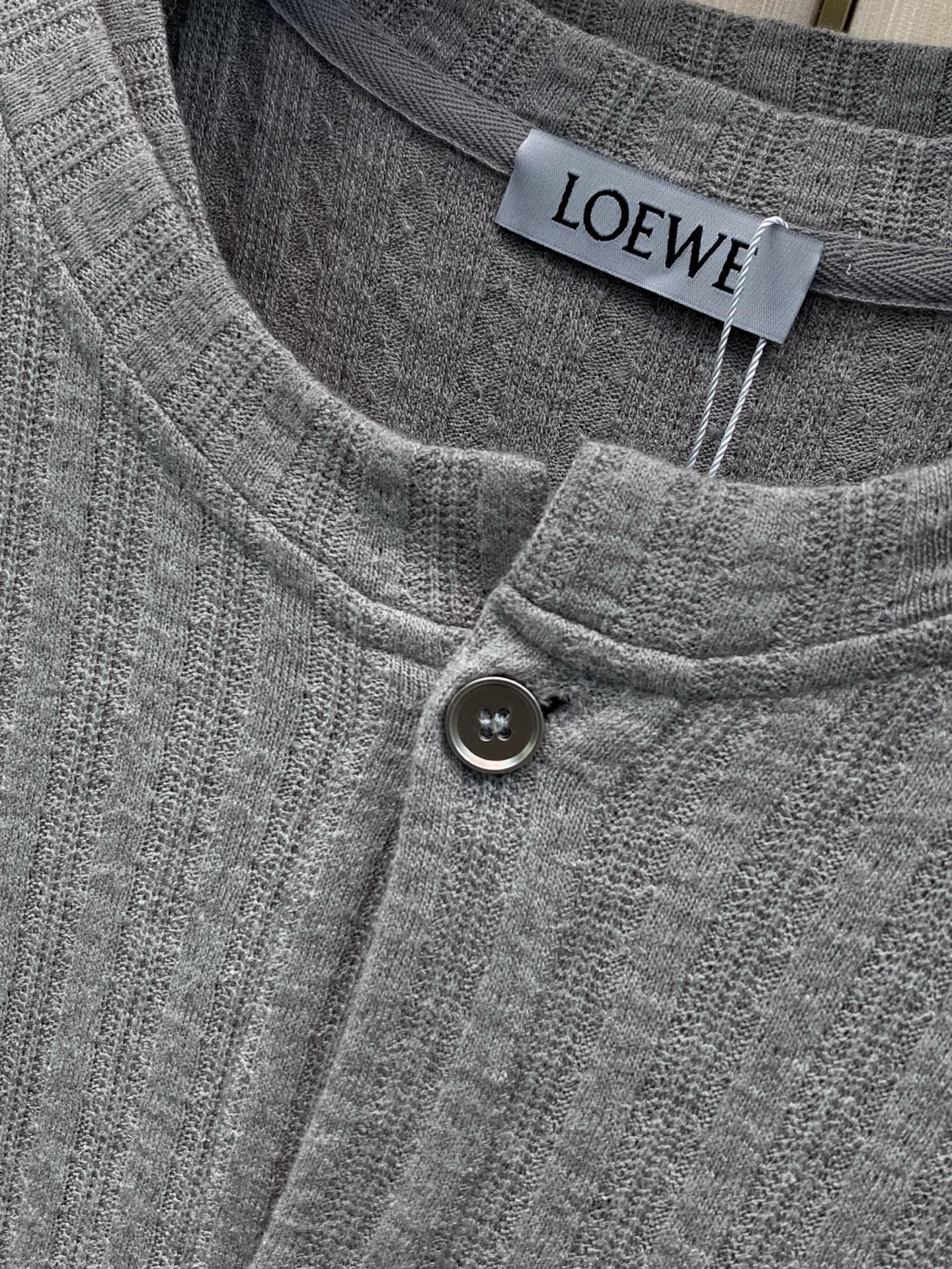 ，Loewe 罗意威，2026早秋最新款，专柜同步有售，原单狠货，时尚休闲针织开衫上衣，上身很有特点！吸睛而有亮点，进口