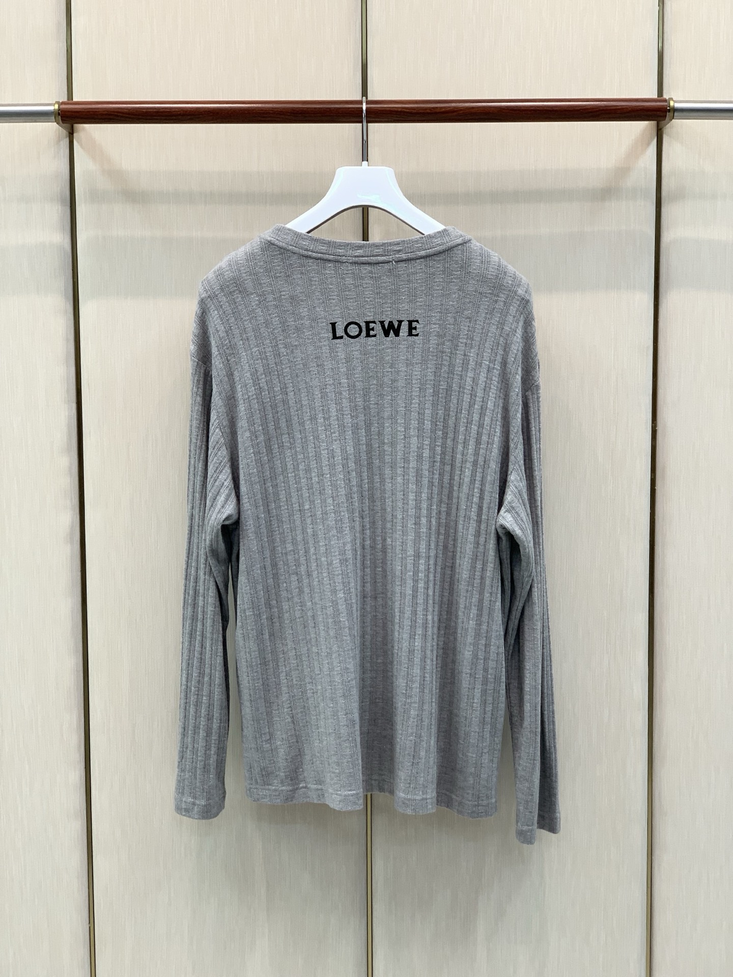 ，Loewe 罗意威，2026早秋最新款，专柜同步有售，原单狠货，时尚休闲针织开衫上衣，上身很有特点！吸睛而有亮点，进口