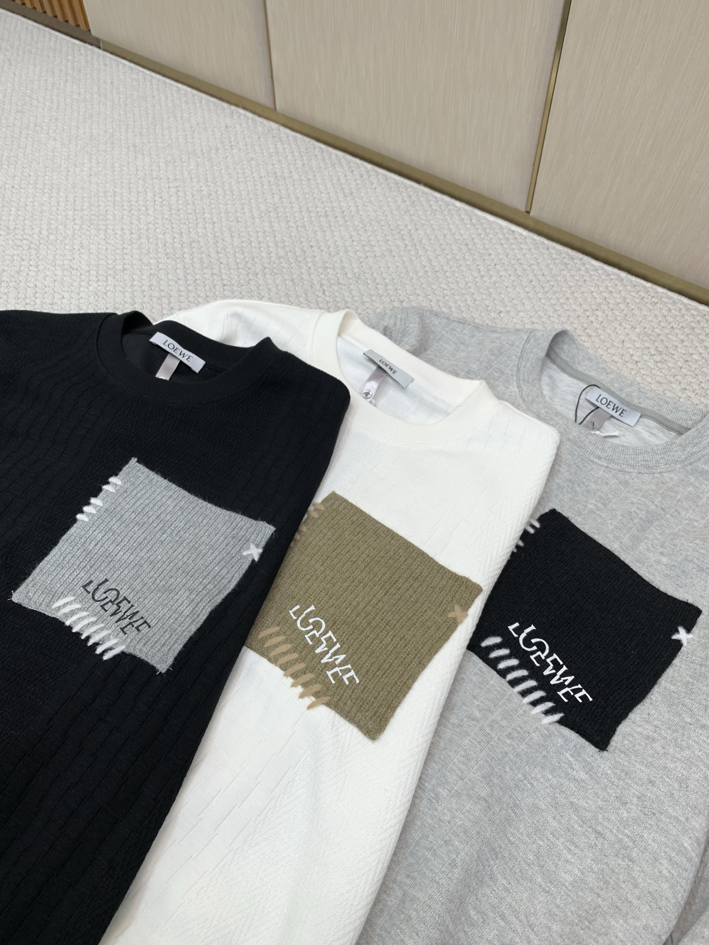 ，Loewe 罗意威，2026早秋最新款，专柜同步有售，原单狠货，时尚休闲圆领卫衣，上身很有特点！吸睛而有亮点，进口原版