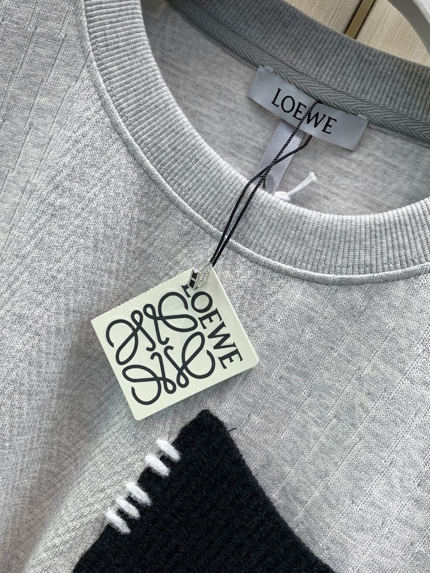 ，Loewe 罗意威，2026早秋最新款，专柜同步有售，原单狠货，时尚休闲圆领卫衣，上身很有特点！吸睛而有亮点，进口原版