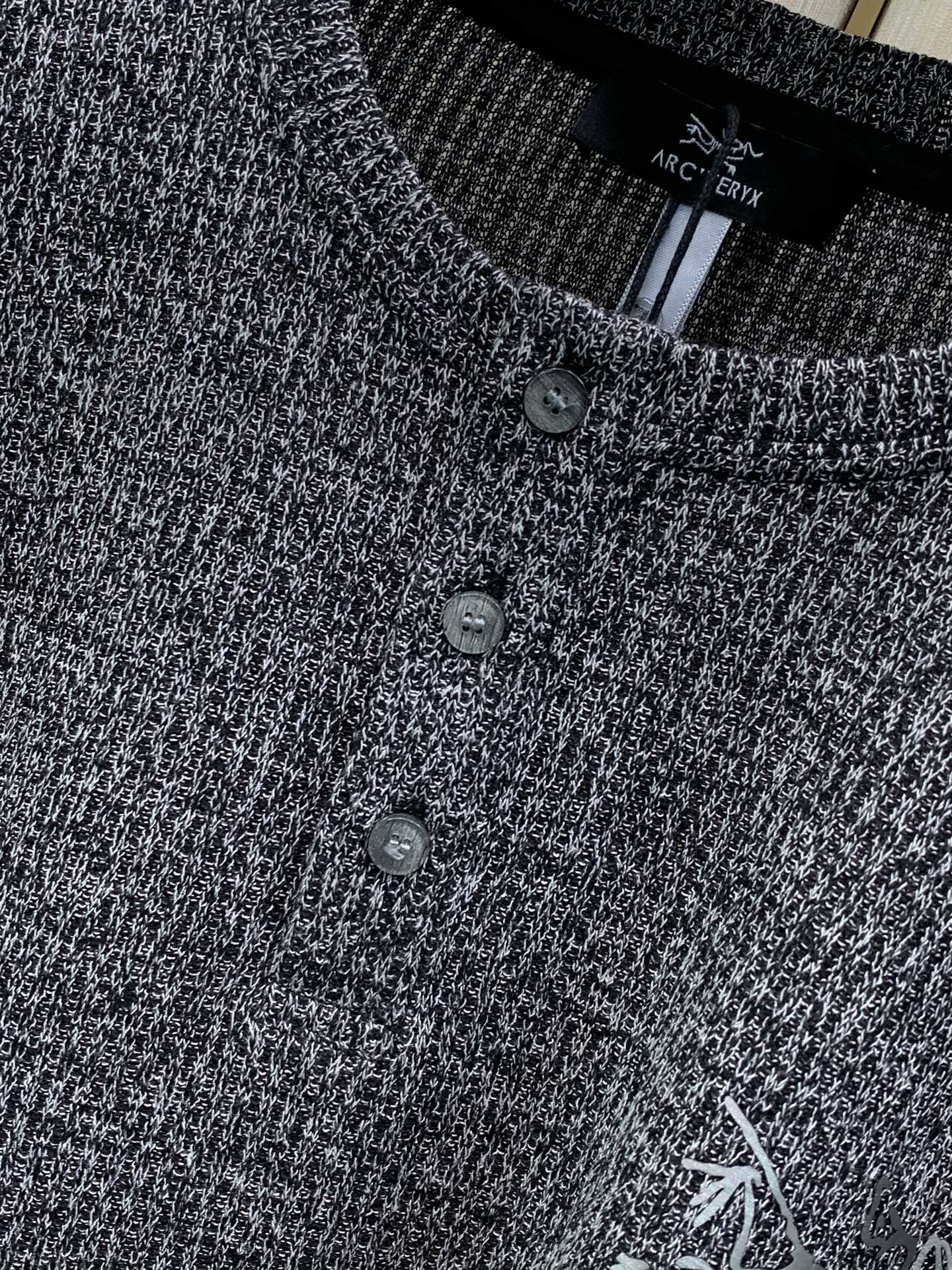 ，ARCTERYX ＆ JIL SANDRR 始祖鸟&吉尔·桑达联名款，2026秋季AW新品，时尚休闲圆领针织上衣，专柜