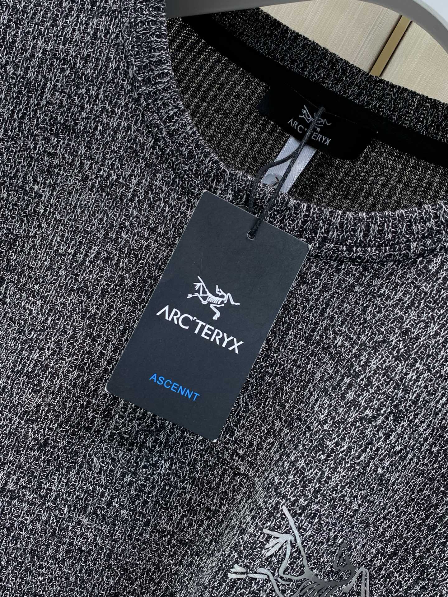 ，ARCTERYX ＆ JIL SANDRR 始祖鸟&吉尔·桑达联名款，2026秋季AW新品，时尚休闲圆领针织上衣，专柜