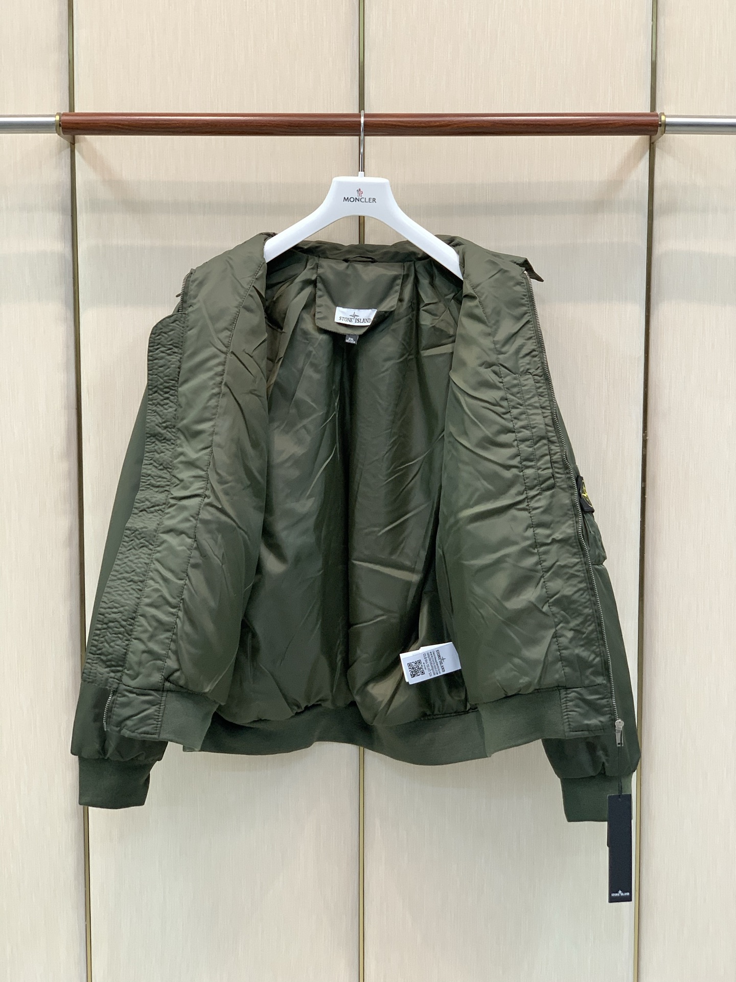 ，Stone Island 石头岛，2026冬季最新款，专柜同步有售，原单狠货，爆款时尚休闲翻领棉服外套，进口原版面料，