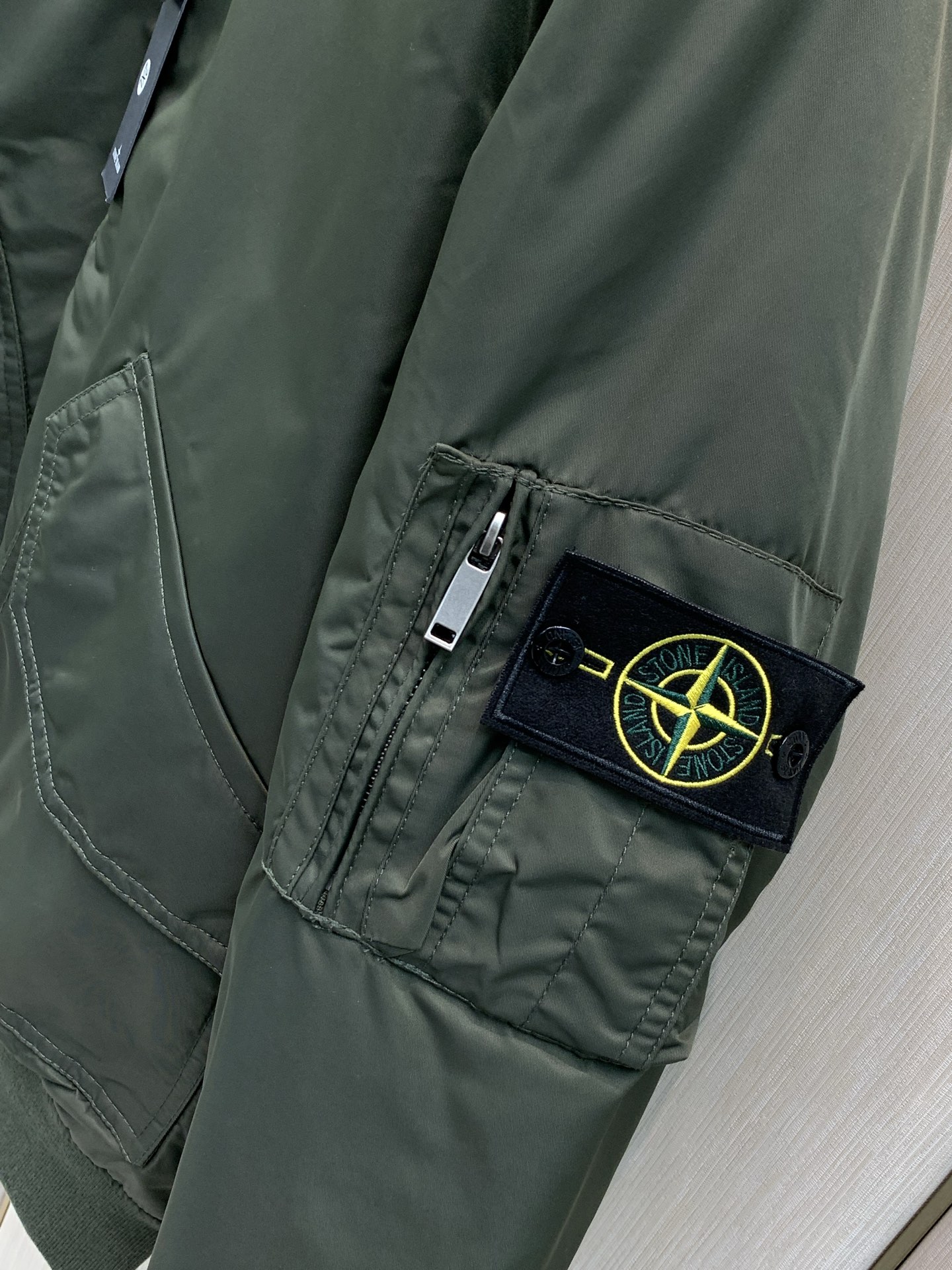 ，Stone Island 石头岛，2026冬季最新款，专柜同步有售，原单狠货，爆款时尚休闲翻领棉服外套，进口原版面料，