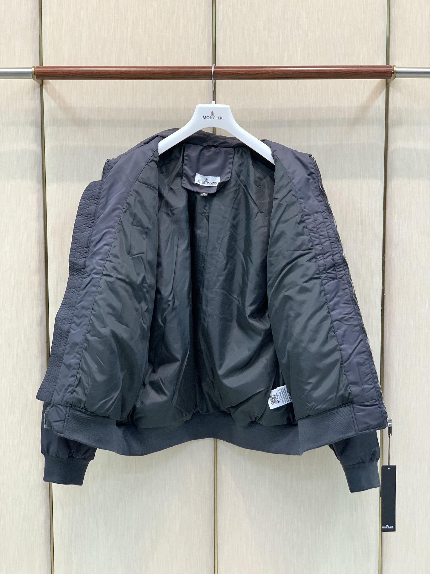 ，Stone Island 石头岛，2026冬季最新款，专柜同步有售，原单狠货，爆款时尚休闲翻领棉服外套，进口原版面料，