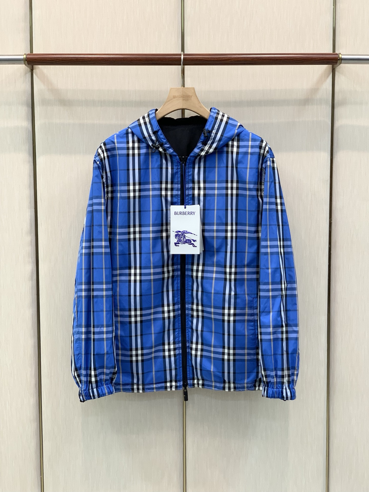 ，Burberry 巴宝莉，2026秋季最新品，专柜同步有售，原单狠货，时尚休闲两面穿➕薄棉连帽夹克外套，进口原版面料，