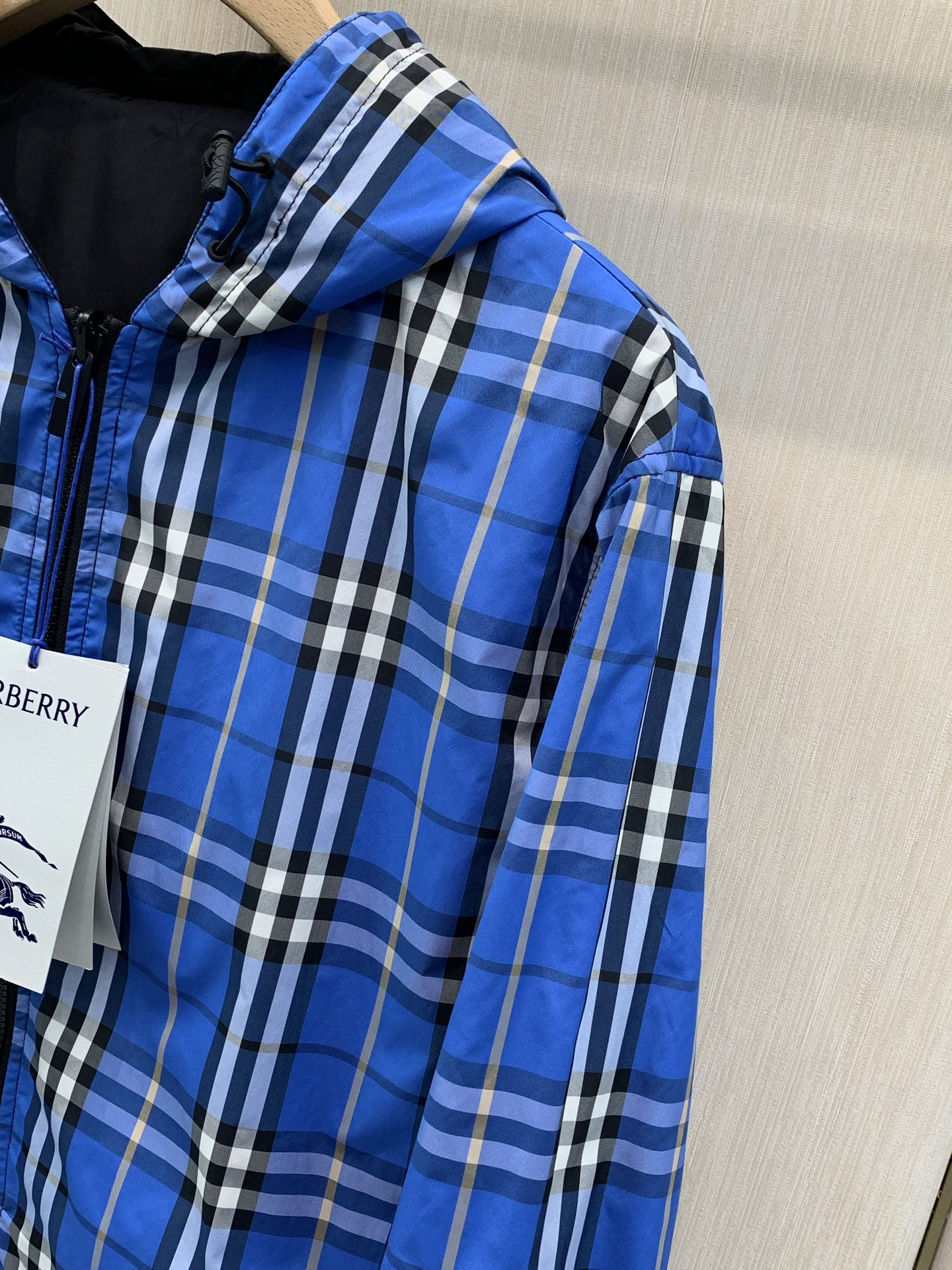 ，Burberry 巴宝莉，2026秋季最新品，专柜同步有售，原单狠货，时尚休闲两面穿➕薄棉连帽夹克外套，进口原版面料，