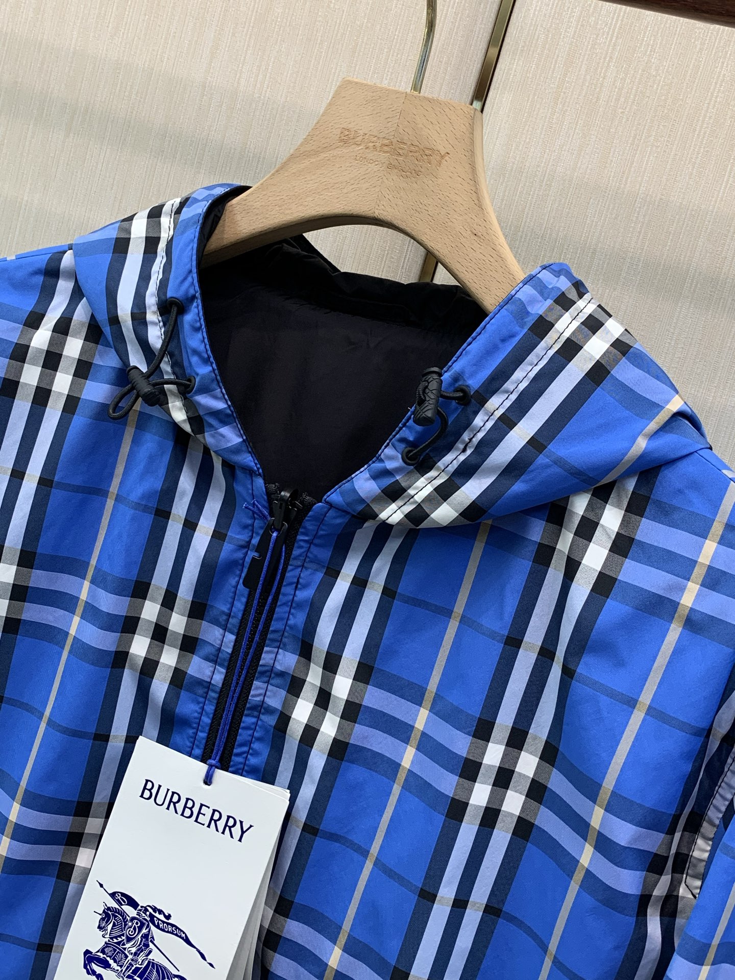 ，Burberry 巴宝莉，2026秋季最新品，专柜同步有售，原单狠货，时尚休闲两面穿➕薄棉连帽夹克外套，进口原版面料，