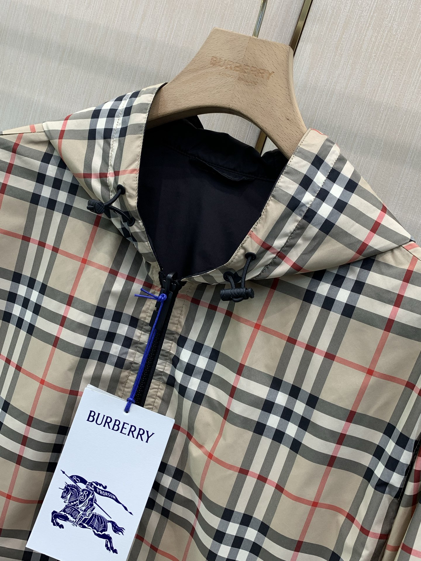 ，Burberry 巴宝莉，2026秋季最新品，专柜同步有售，原单狠货，时尚休闲两面穿➕薄棉连帽夹克外套，进口原版面料，