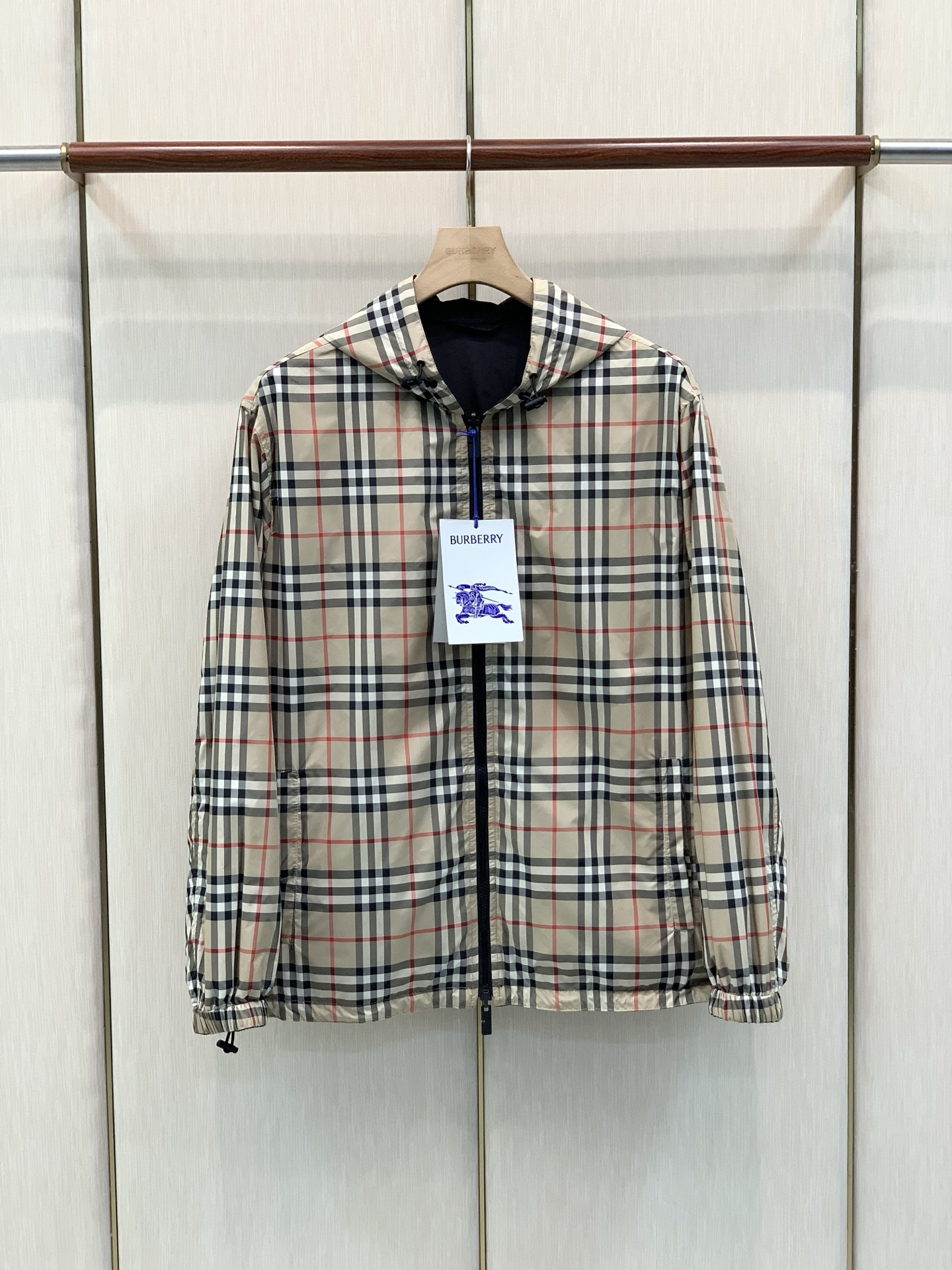 ，Burberry 巴宝莉，2026秋季最新品，专柜同步有售，原单狠货，时尚休闲两面穿➕薄棉连帽夹克外套，进口原版面料，