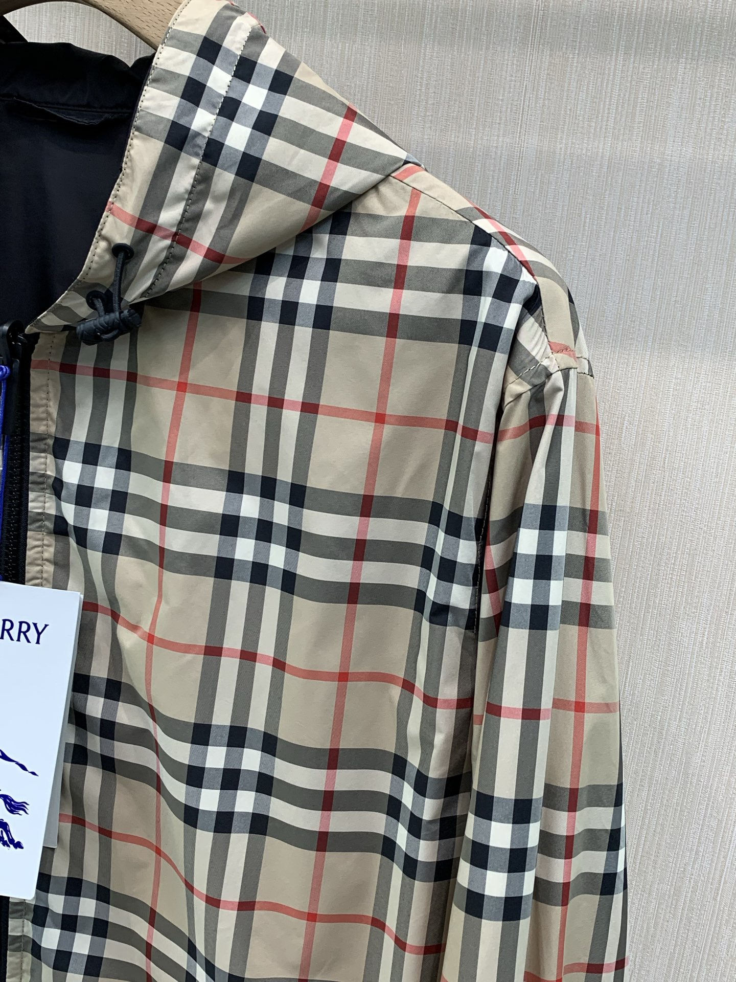 ，Burberry 巴宝莉，2026秋季最新品，专柜同步有售，原单狠货，时尚休闲两面穿➕薄棉连帽夹克外套，进口原版面料，