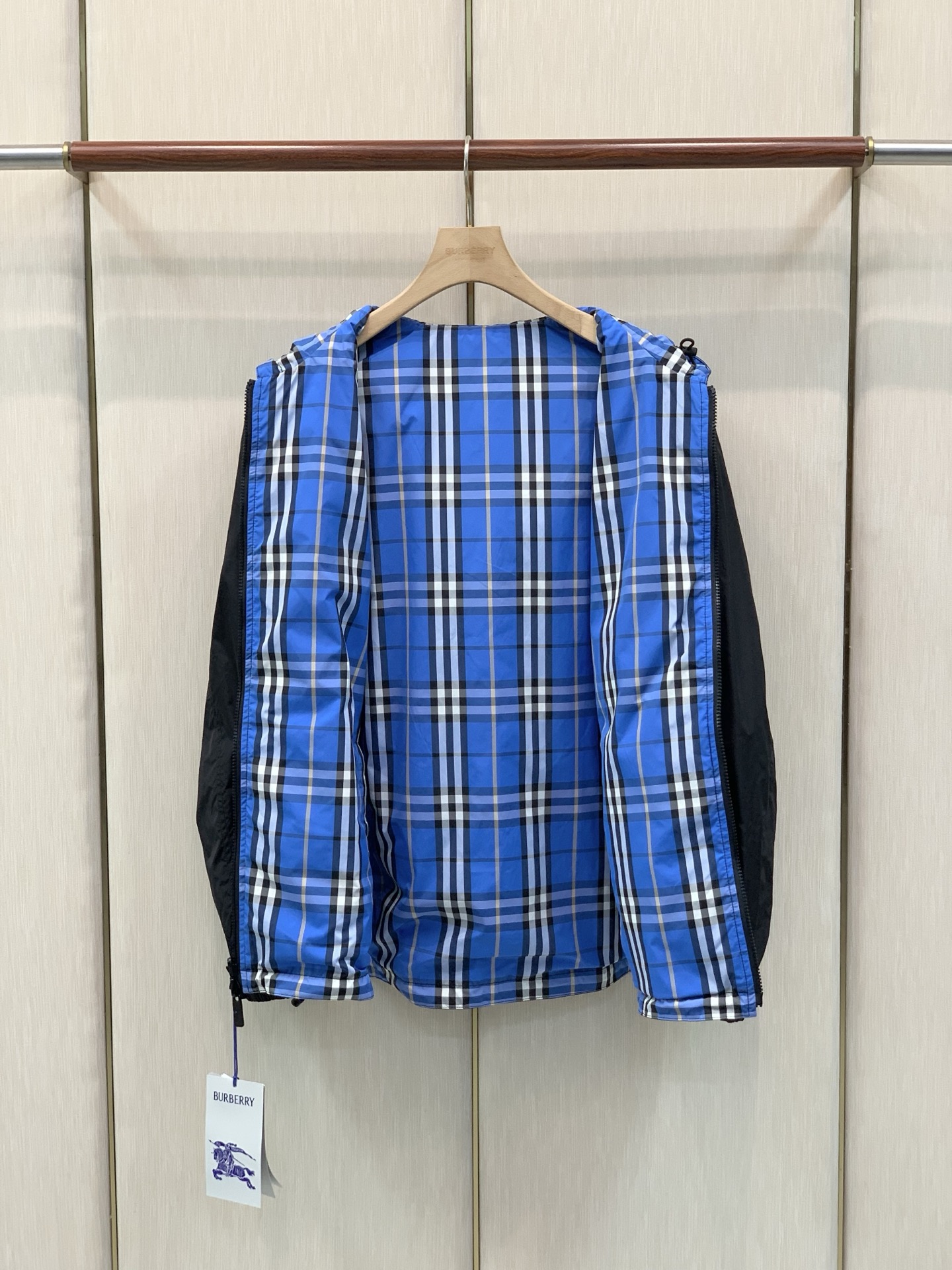 ，Burberry 巴宝莉，2026秋季最新品，专柜同步有售，原单狠货，时尚休闲两面穿➕薄棉连帽夹克外套，进口原版面料，