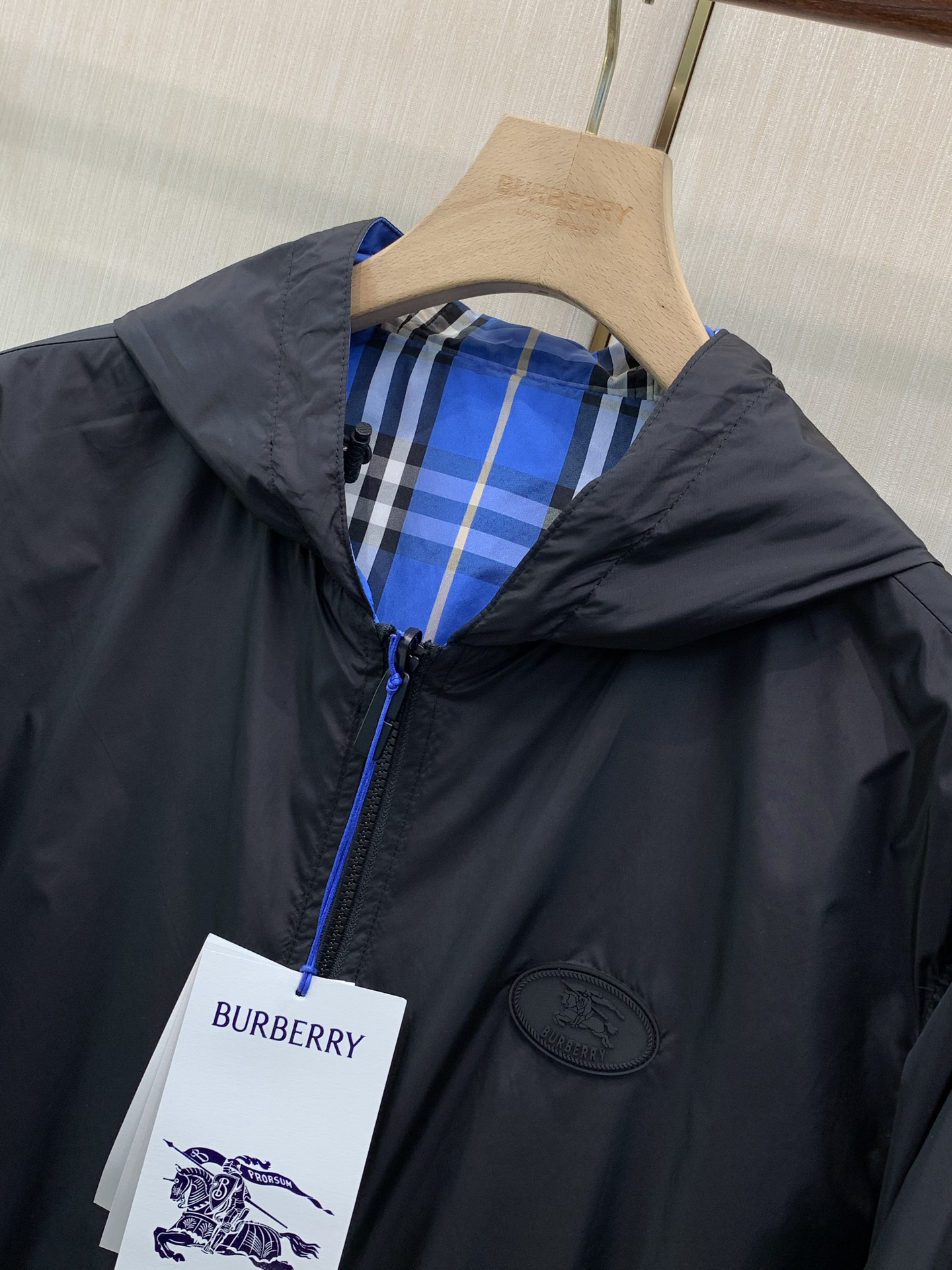 ，Burberry 巴宝莉，2026秋季最新品，专柜同步有售，原单狠货，时尚休闲两面穿➕薄棉连帽夹克外套，进口原版面料，
