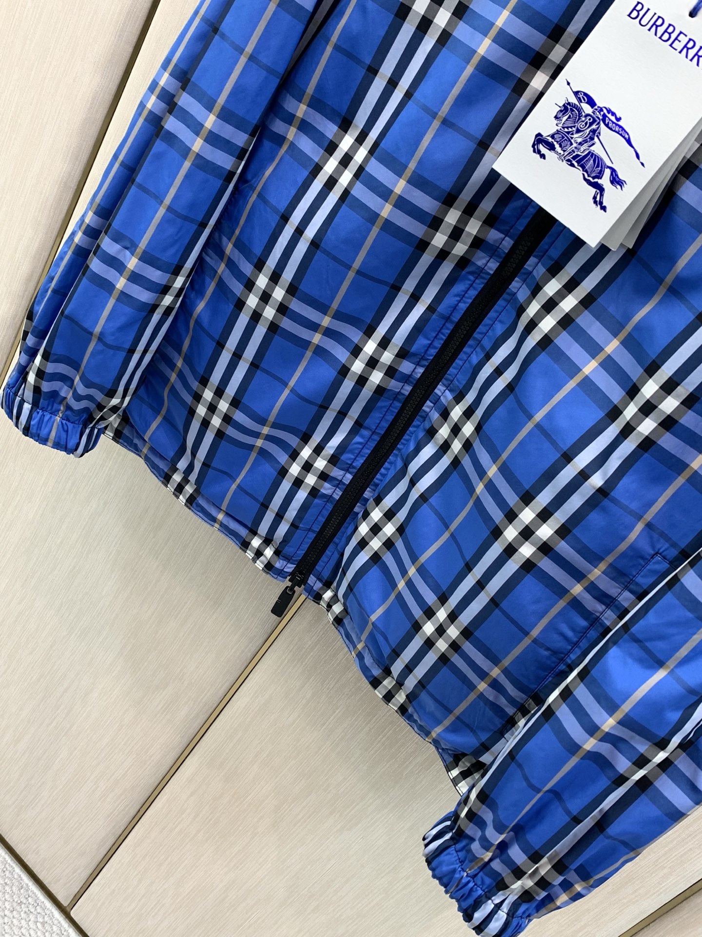 ，Burberry 巴宝莉，2026秋季最新品，专柜同步有售，原单狠货，时尚休闲两面穿➕薄棉连帽夹克外套，进口原版面料，