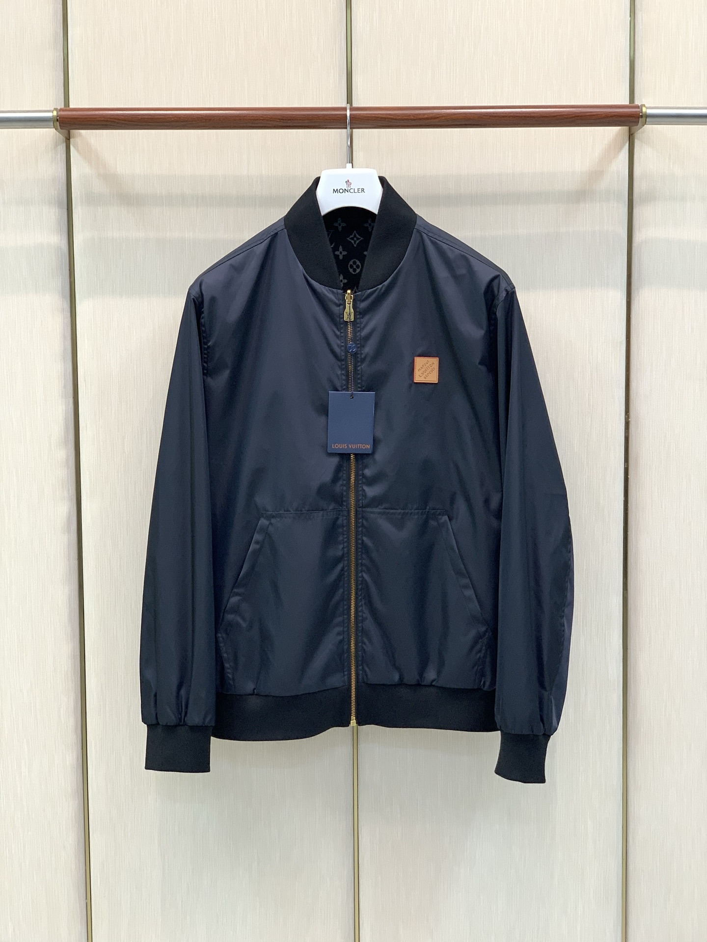 ，LouisVuitton 路易威登，2026秋季最新款，专柜同步有售，原单狠货，时尚休闲两面穿夹克外套，上身很有特点！