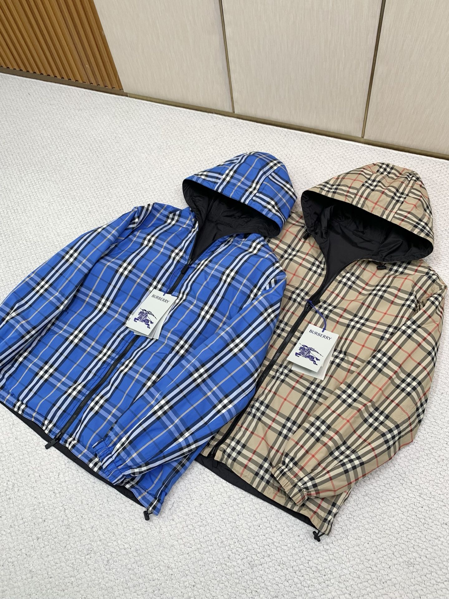 ，Burberry 巴宝莉，2026秋季最新品，专柜同步有售，原单狠货，时尚休闲两面穿➕薄棉连帽夹克外套，进口原版面料，