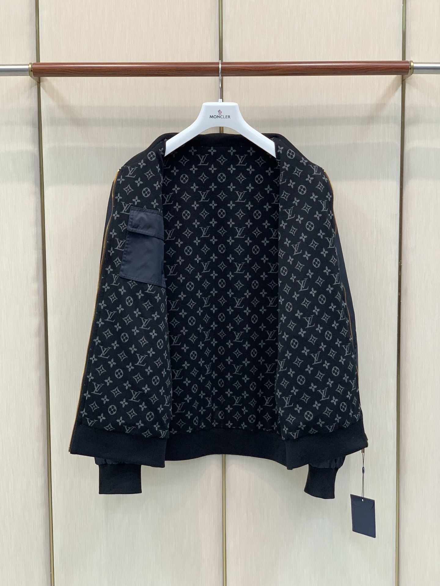 ，LouisVuitton 路易威登，2026秋季最新款，专柜同步有售，原单狠货，时尚休闲两面穿夹克外套，上身很有特点！