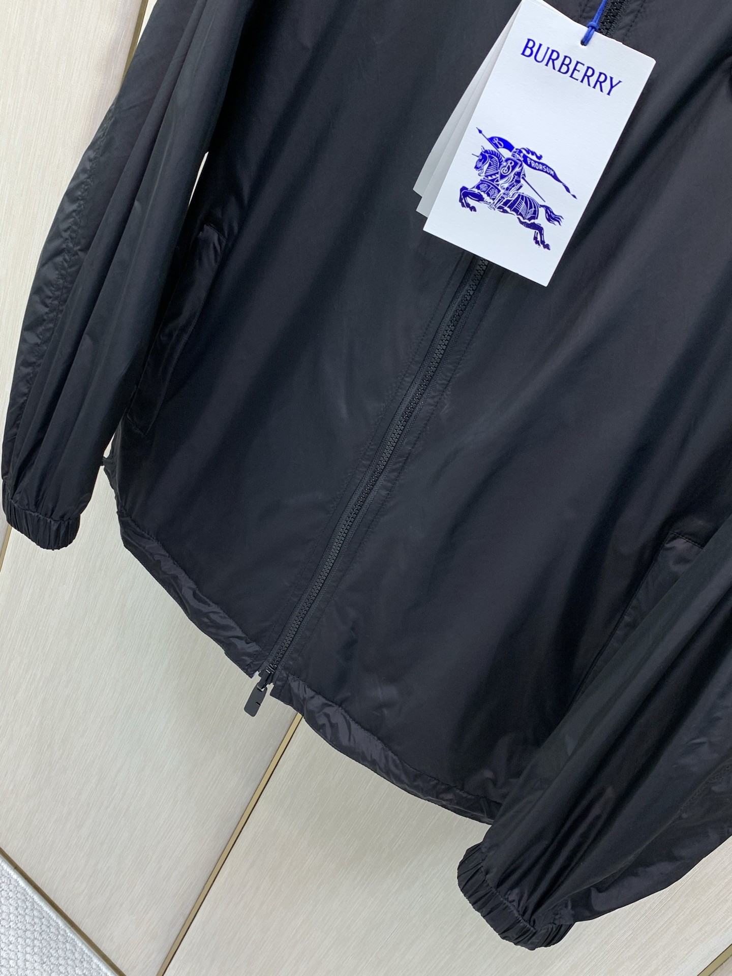 ，Burberry 巴宝莉，2026秋季最新品，专柜同步有售，原单狠货，时尚休闲两面穿➕薄棉连帽夹克外套，进口原版面料，