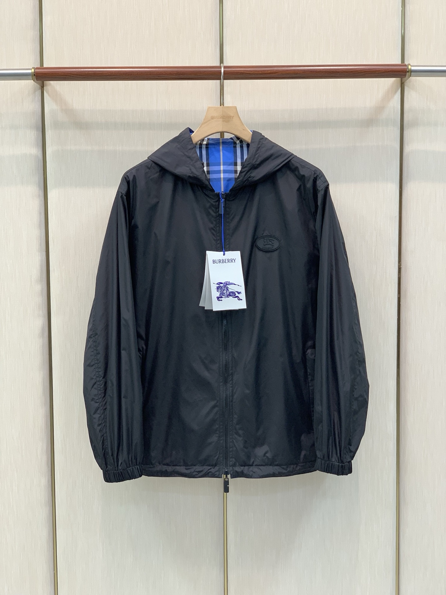 ，Burberry 巴宝莉，2026秋季最新品，专柜同步有售，原单狠货，时尚休闲两面穿➕薄棉连帽夹克外套，进口原版面料，